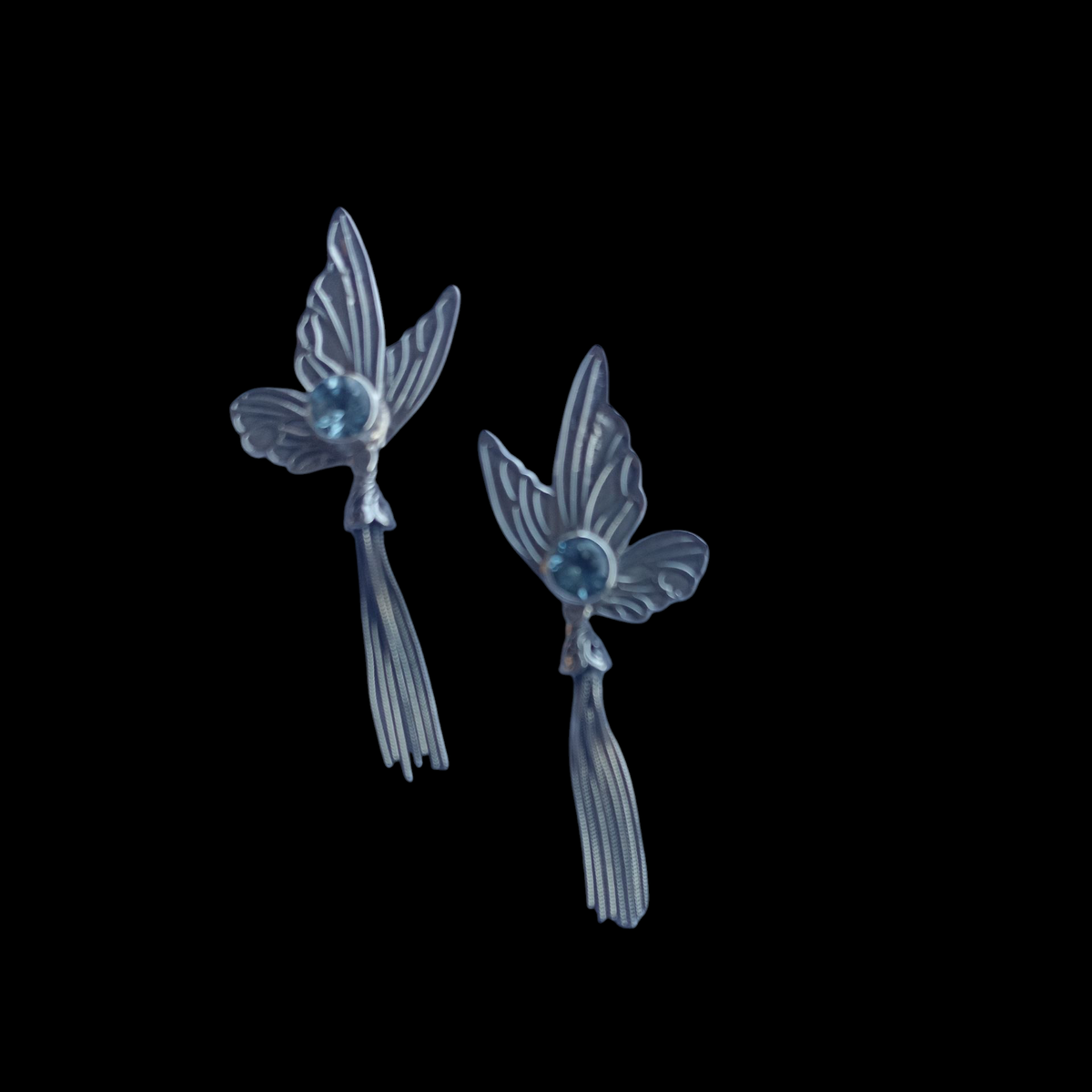 Pendientes artesanales hechos a mano con plata de ley y piedra natural facetada, y forma de mariposa. Longitud 5 cm Peso 11 g Butterfly earrings hand made with sterling silver. Lula Máiz