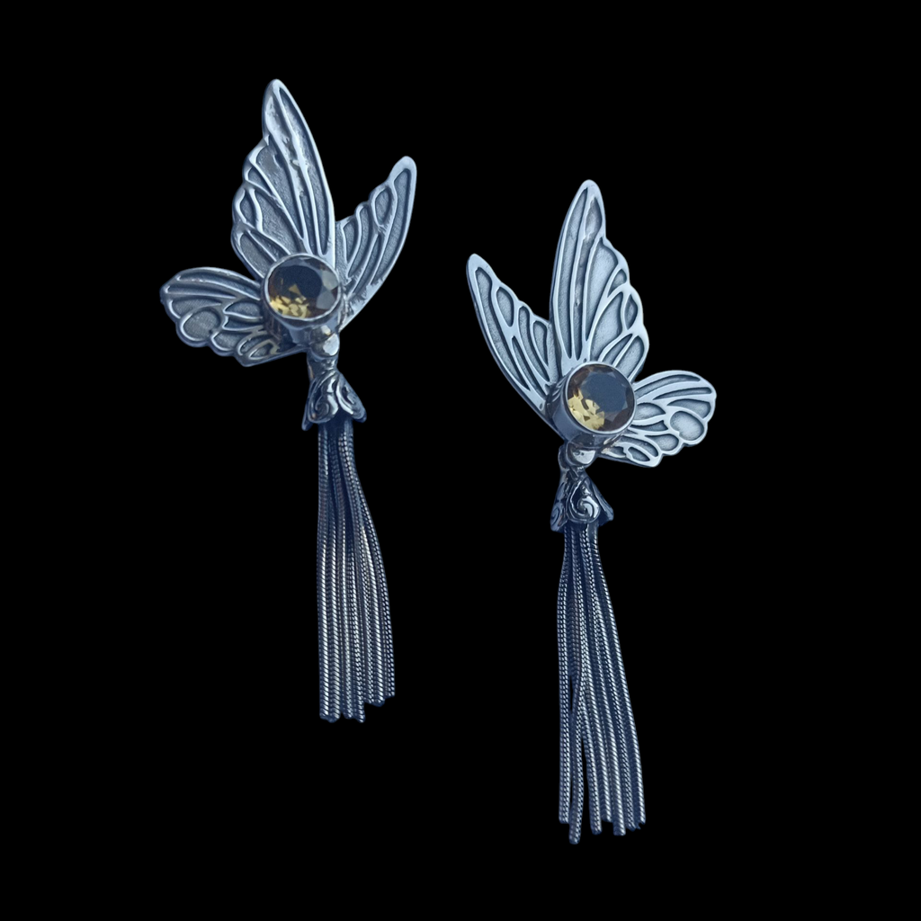Pendientes artesanales hechos a mano con plata de ley y piedra natural facetada, y forma de mariposa. Longitud 5 cm Peso 11 g Butterfly earrings hand made with sterling silver. Lula Máiz
