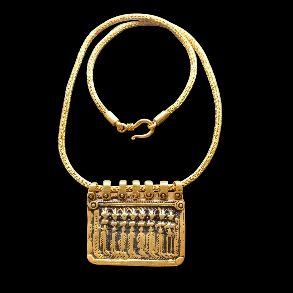 Amuleto artesanal antiguo de India hecho a mano con plata bañada en oro. Representa a las diosas tribales conocidas como las 7 hermanas, que son una manifestación de la Madre Tierra. Montado en una cadena artesanal contemporánea hecha a mano con plata de ley y baño de oro. Longitud cadena 41 cm Medidas colgante 4 cm x 3 cm Peso 21 g Old indian amulet, seven sisters. Lula Maiz