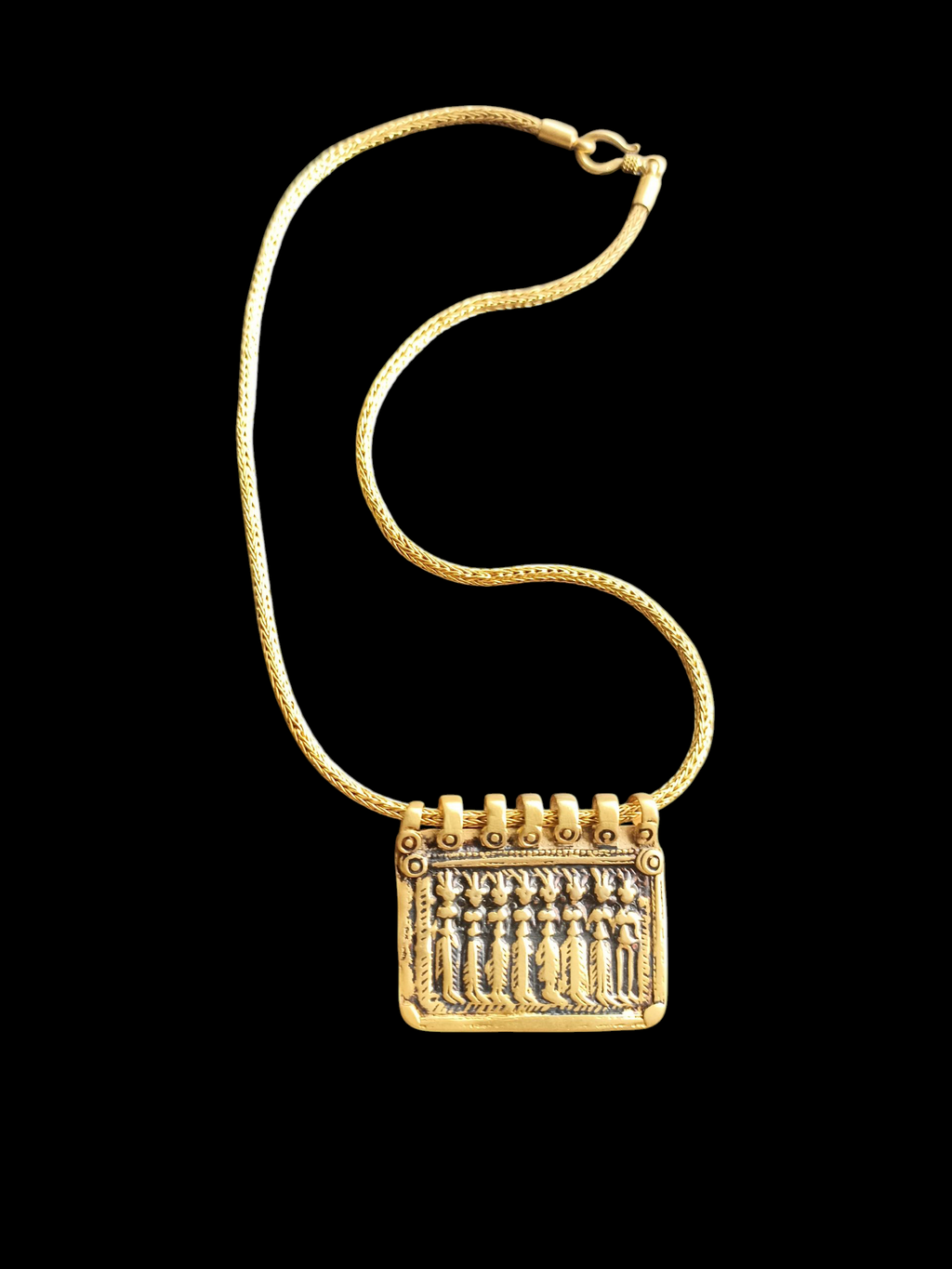Amuleto artesanal antiguo de India hecho a mano con plata bañada en oro. Representa a las diosas tribales conocidas como las 7 hermanas, que son una manifestación de la Madre Tierra. Montado en una cadena artesanal contemporánea hecha a mano con plata de ley y baño de oro. Longitud cadena 41 cm Medidas colgante 4 cm x 3 cm Peso 21 g Old indian amulet, seven sisters. Lula Maiz