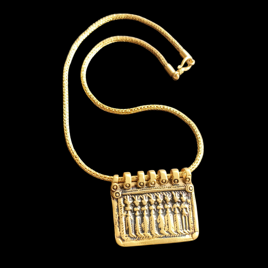 Amuleto artesanal antiguo de India hecho a mano con plata bañada en oro. Representa a las diosas tribales conocidas como las 7 hermanas, que son una manifestación de la Madre Tierra. Montado en una cadena artesanal contemporánea hecha a mano con plata de ley y baño de oro. Longitud cadena 41 cm Medidas colgante 4 cm x 3 cm Peso 21 g Old indian amulet, seven sisters. Lula Maiz