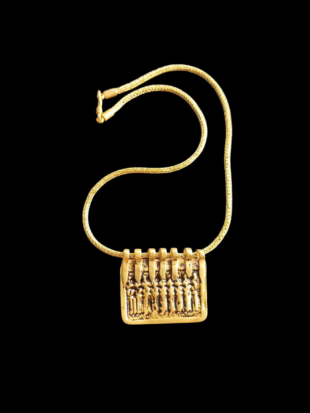 Amuleto artesanal antiguo de India hecho a mano con plata bañada en oro. Representa a las diosas tribales conocidas como las 7 hermanas, que son una manifestación de la Madre Tierra. Montado en una cadena artesanal contemporánea hecha a mano con plata de ley y baño de oro. Longitud cadena 41 cm Medidas colgante 4 cm x 3 cm Peso 21 g Old indian amulet, seven sisters. Lula Maiz
