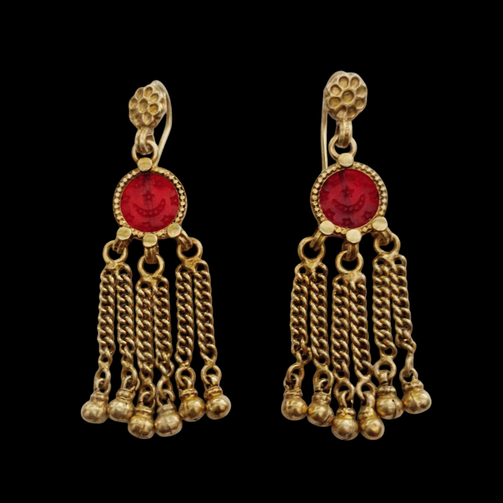 Pendientes artesanales de India hechos a mano con plata dorada y colgantes de vidrio antiguos turcomanos usados por los musulmanes después de ir a la Meca y recibir el titulo honorifico de Haji. Longitud 6 cm Peso 17 g Ethnic earrings from India hand made with silver and glass. Lula Máiz