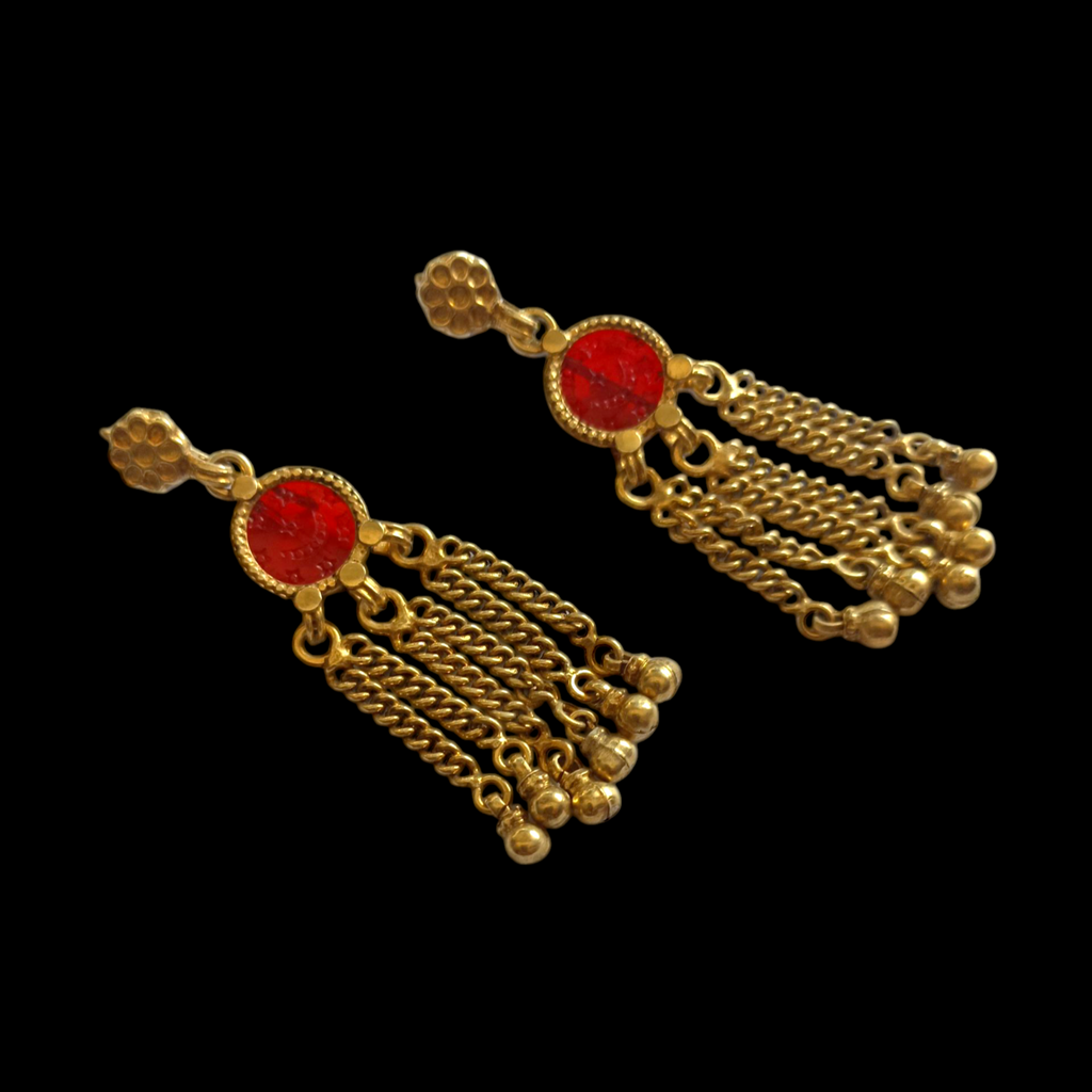 Pendientes artesanales de India hechos a mano con plata dorada y colgantes de vidrio antiguos turcomanos usados por los musulmanes después de ir a la Meca y recibir el titulo honorifico de Haji. Longitud 6 cm Peso 17 g Ethnic earrings from India hand made with silver and glass. Lula Máiz