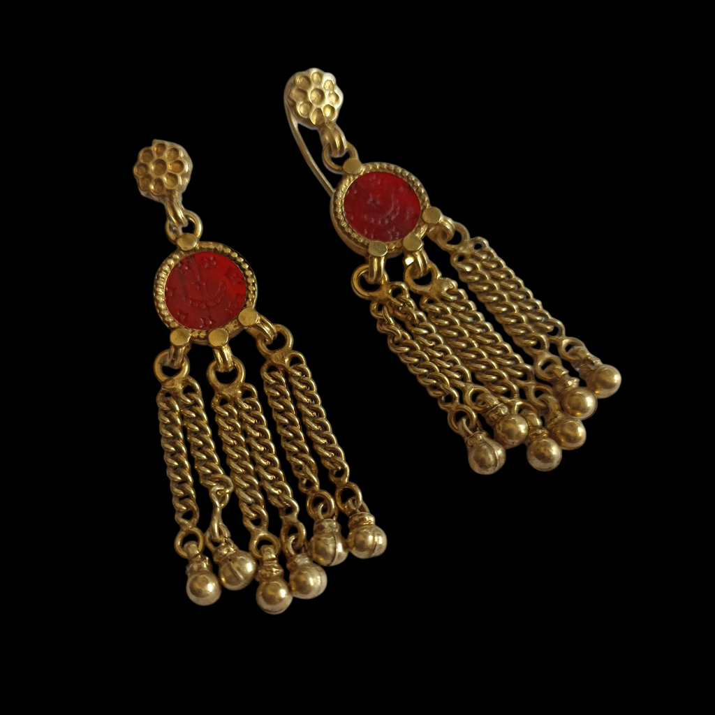 Pendientes artesanales de India hechos a mano con plata dorada y colgantes de vidrio antiguos turcomanos usados por los musulmanes después de ir a la Meca y recibir el titulo honorifico de Haji. Longitud 6 cm Peso 17 g Ethnic earrings from India hand made with silver and glass. Lula Máiz