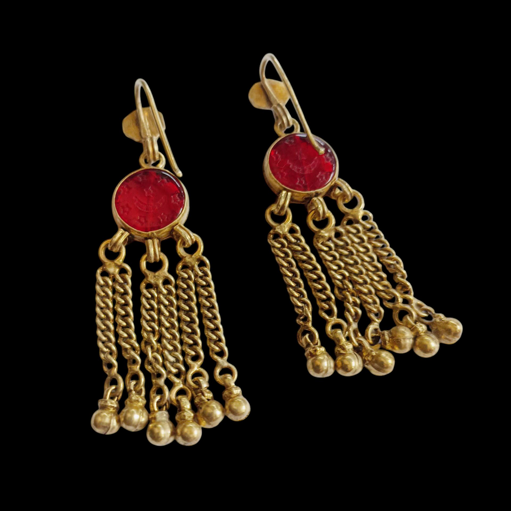Pendientes artesanales de India hechos a mano con plata dorada y colgantes de vidrio antiguos turcomanos usados por los musulmanes después de ir a la Meca y recibir el titulo honorifico de Haji. Longitud 6 cm Peso 17 g Ethnic earrings from India hand made with silver and glass. Lula Máiz