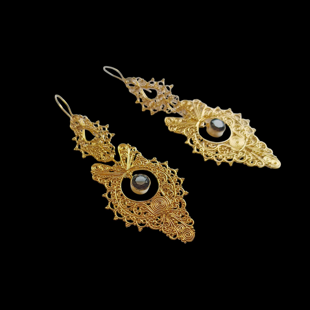 Pendientes artesanales hechos a mano con plata de ley, baño de oro y cuarzo ahumado, usando la tecnica de filigrana. Longitud 9 cm Ancho maximo 3 cm Peso 13 g. Hand made silver earrings with smoky quartz. Lula Máiz