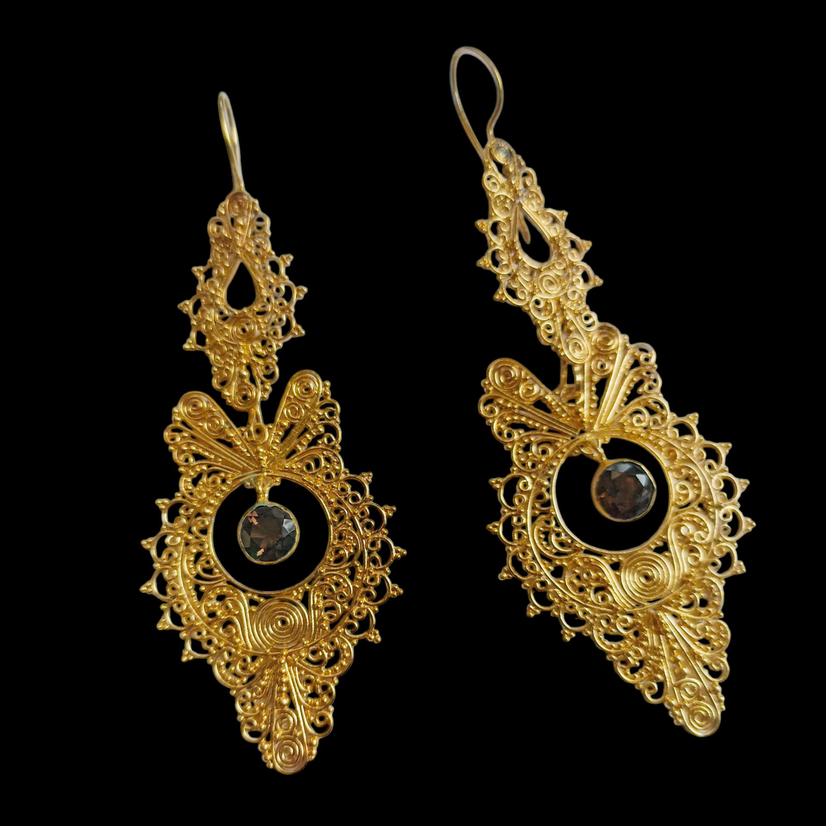Pendientes artesanales hechos a mano con plata de ley, baño de oro y cuarzo ahumado, usando la tecnica de filigrana. Longitud 9 cm Ancho maximo 3 cm Peso 13 g. Hand made silver earrings with smoky quartz. Lula Máiz