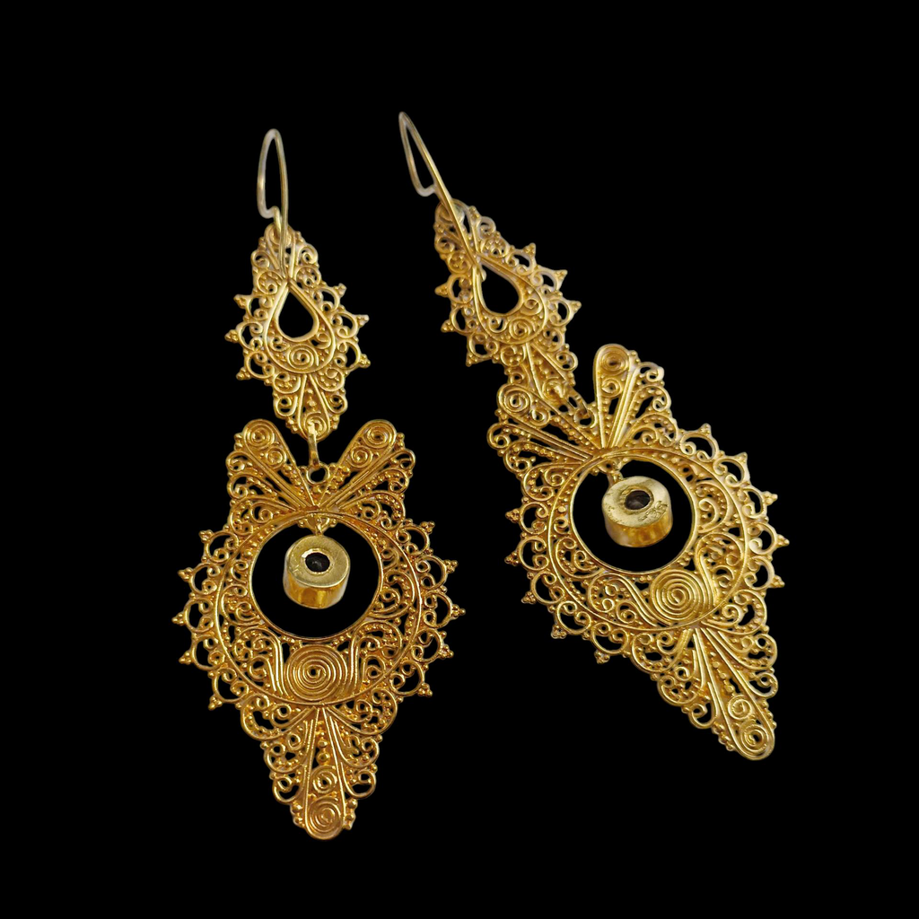 Pendientes artesanales hechos a mano con plata de ley, baño de oro y cuarzo ahumado, usando la tecnica de filigrana. Longitud 9 cm Ancho maximo 3 cm Peso 13 g. Hand made silver earrings with smoky quartz. Lula Máiz