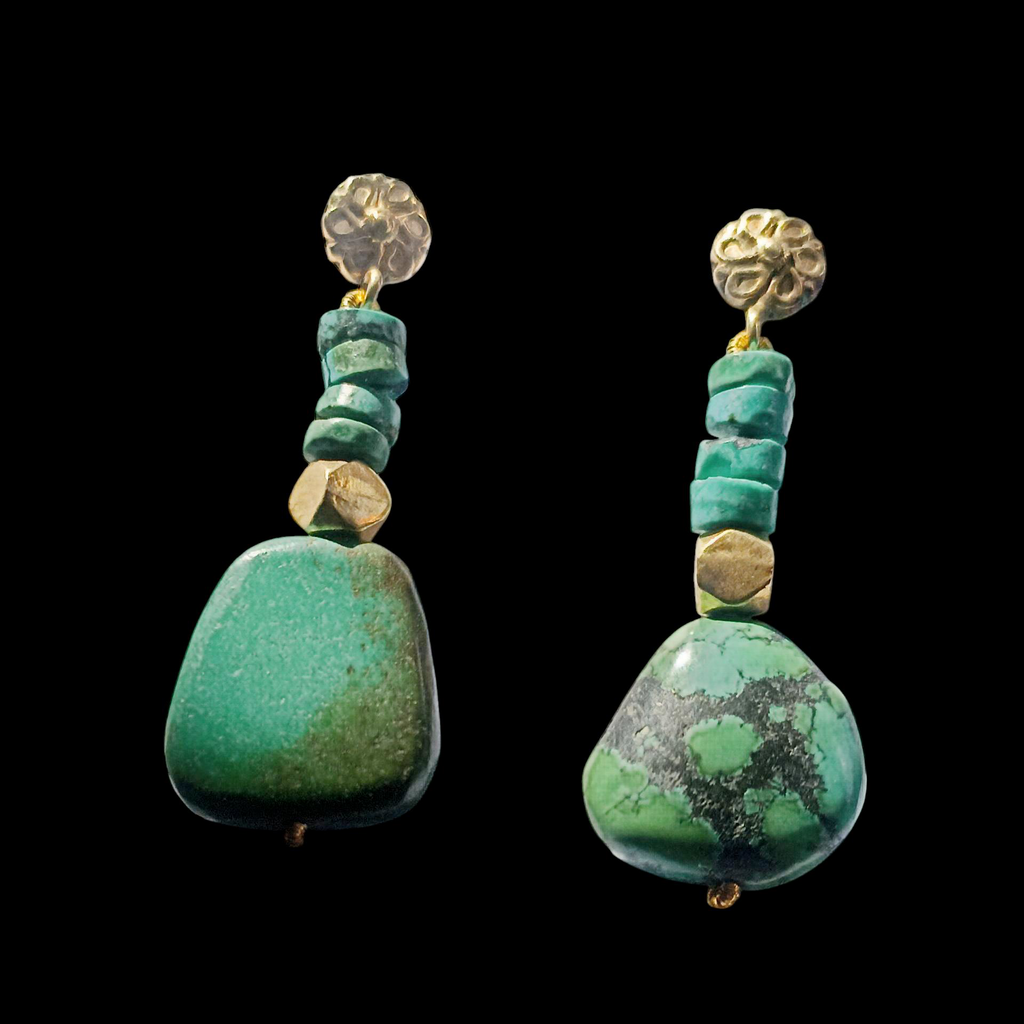 Pendientes artesanales hechos a mano con turquesas tibetanas y cuentas de plata de ley con baño de oro. El top es de presión y mariposa en la parte posterior, también de plata de ley dorada. Longitud 5,5 cm Peso 16 g Earrings hand made with tibetan turquoise and gold plated silver. Lula Máiz