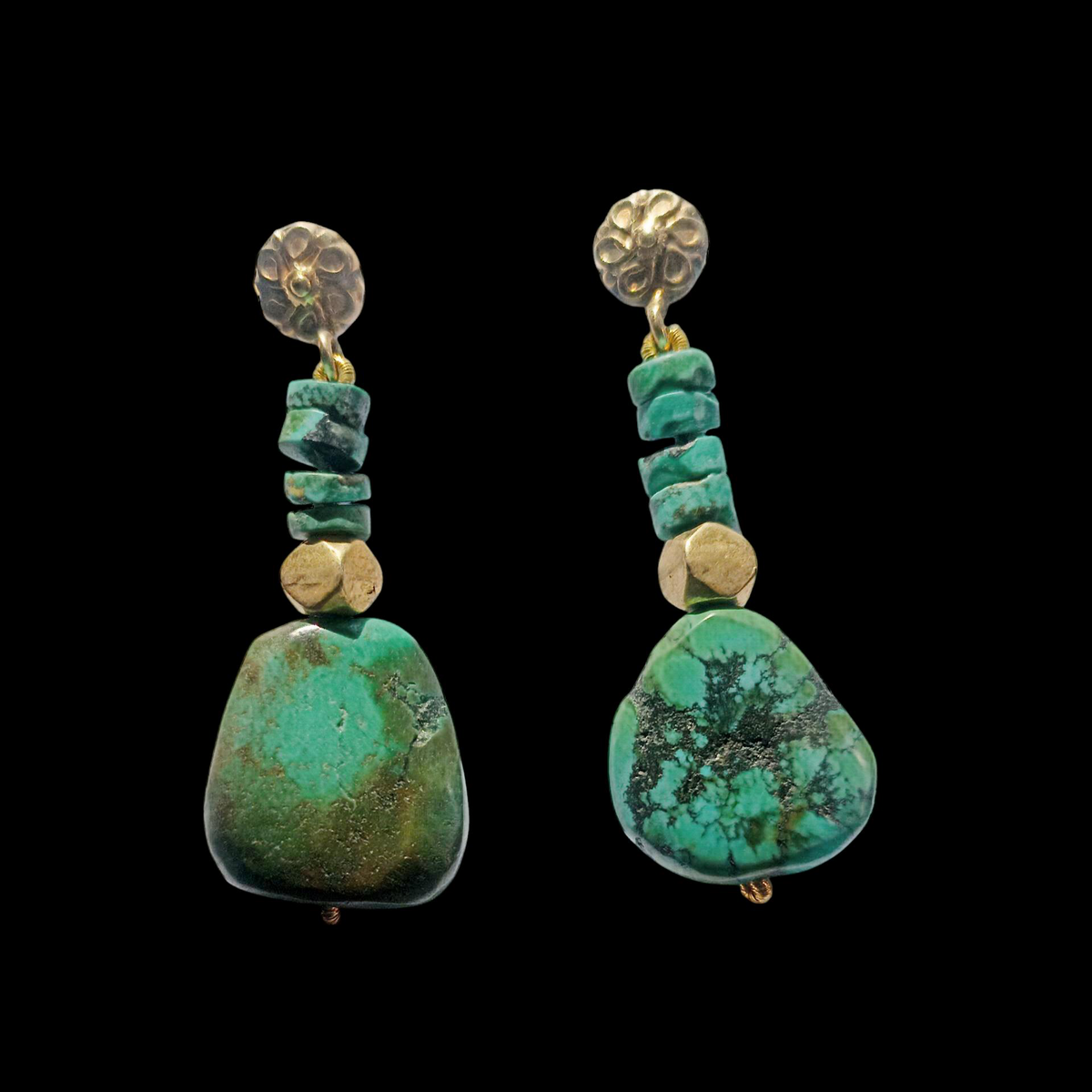 Pendientes artesanales hechos a mano con turquesas tibetanas y cuentas de plata de ley con baño de oro. El top es de presión y mariposa en la parte posterior, también de plata de ley dorada. Longitud 5,5 cm Peso 16 g Earrings hand made with tibetan turquoise and gold plated silver. Lula Máiz