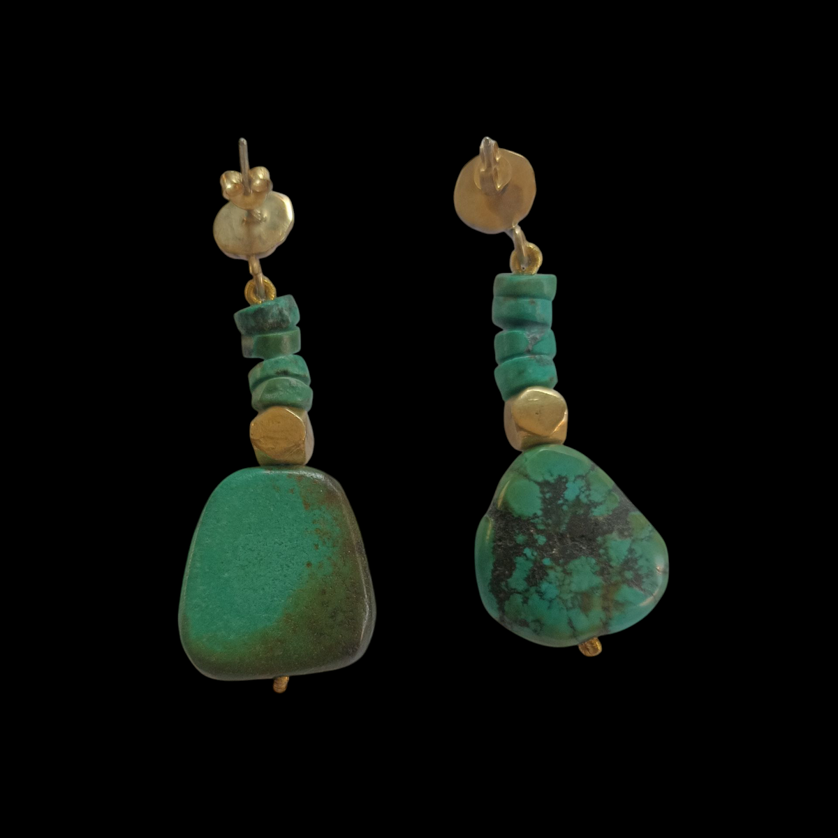 Pendientes artesanales hechos a mano con turquesas tibetanas y cuentas de plata de ley con baño de oro. El top es de presión y mariposa en la parte posterior, también de plata de ley dorada. Longitud 5,5 cm Peso 16 g Earrings hand made with tibetan turquoise and gold plated silver. Lula Máiz