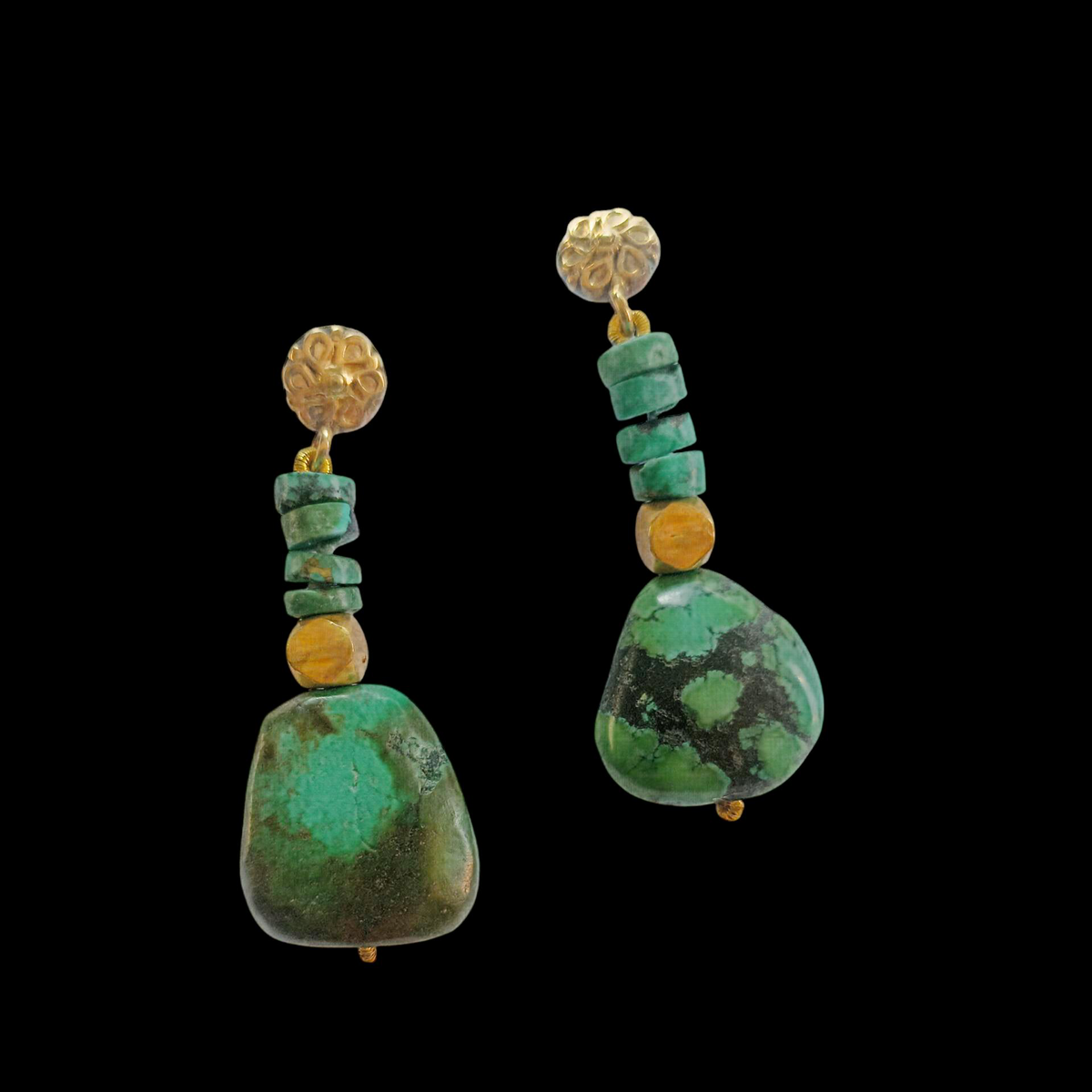 Pendientes artesanales hechos a mano con turquesas tibetanas y cuentas de plata de ley con baño de oro. El top es de presión y mariposa en la parte posterior, también de plata de ley dorada. Longitud 5,5 cm Peso 16 g Earrings hand made with tibetan turquoise and gold plated silver. Lula Máiz
