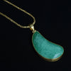 Colgante artesanal hecho a mano con plata de ley, baño de oro mateado y jade. La cadena es artesanal, de plata de ly dorada. Longitud cadena 50 cm Longitud colgante 6 cm Peso 37 g Lula Máiz