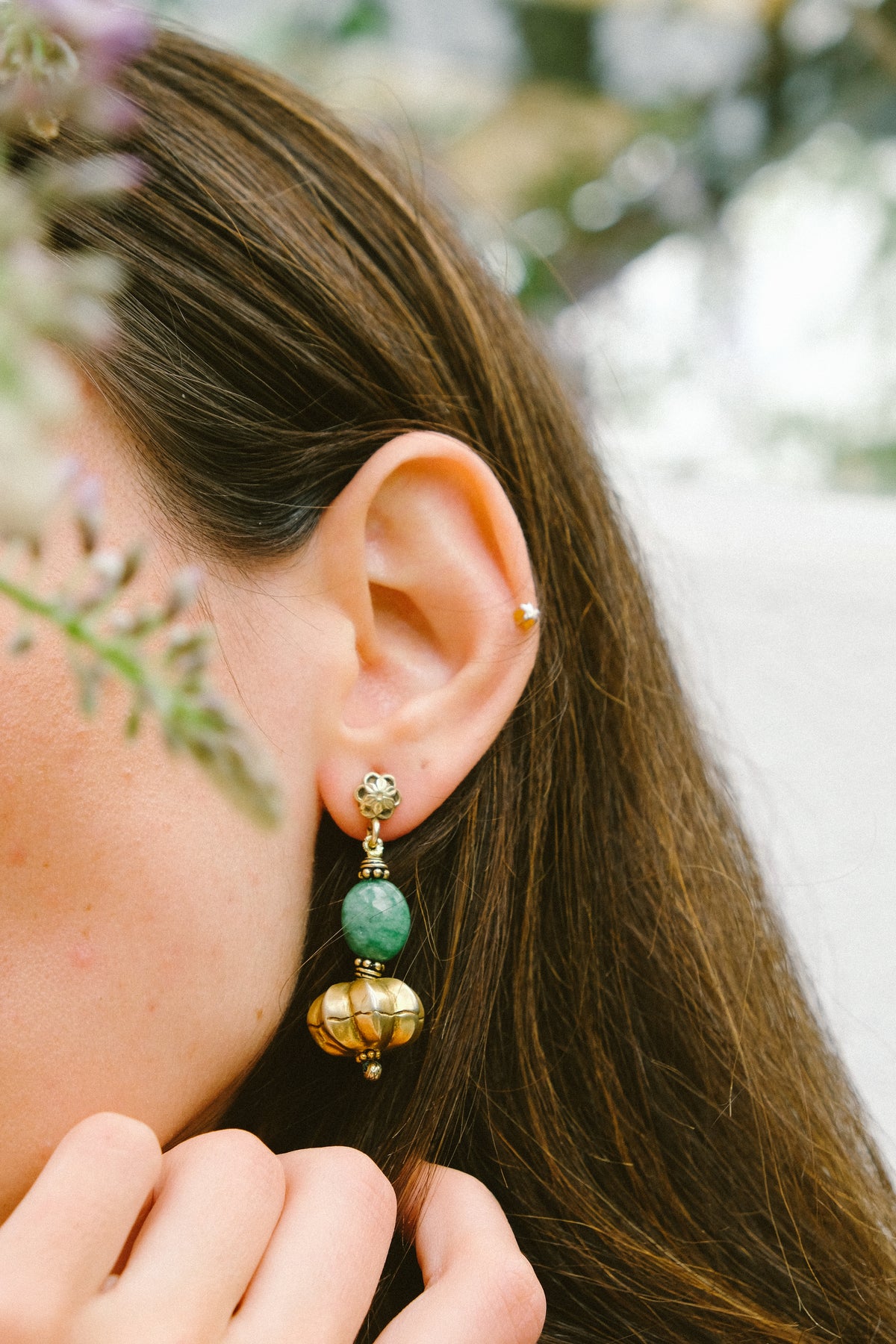 Pendientes artesanales hechos con cuentas de plata dorada antiguas de India y esmeraldas. El top es de plata de ley dorada con cierre de presión y mariposa. Longitud 5 cm Peso 9,5 g. Earrings with old silver beads from India and emerald.