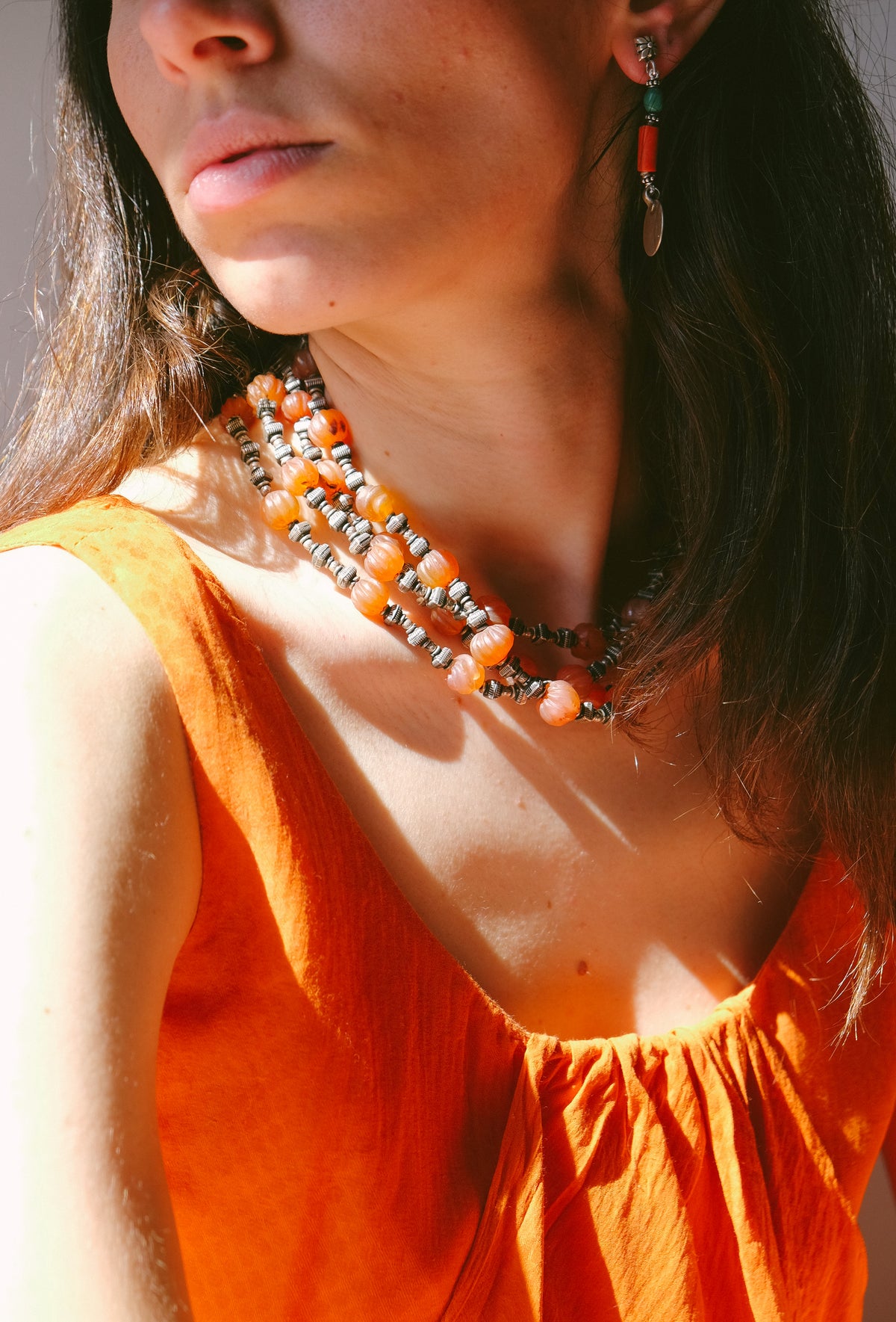 Gargantilla de 4 vueltas con ágatas de forma melón y cuentas de plata de ley. El cierre es también de plata. Longitud 44 cm Peso 180 g. Necklace with 4 strands of melon agate beads  and silver.