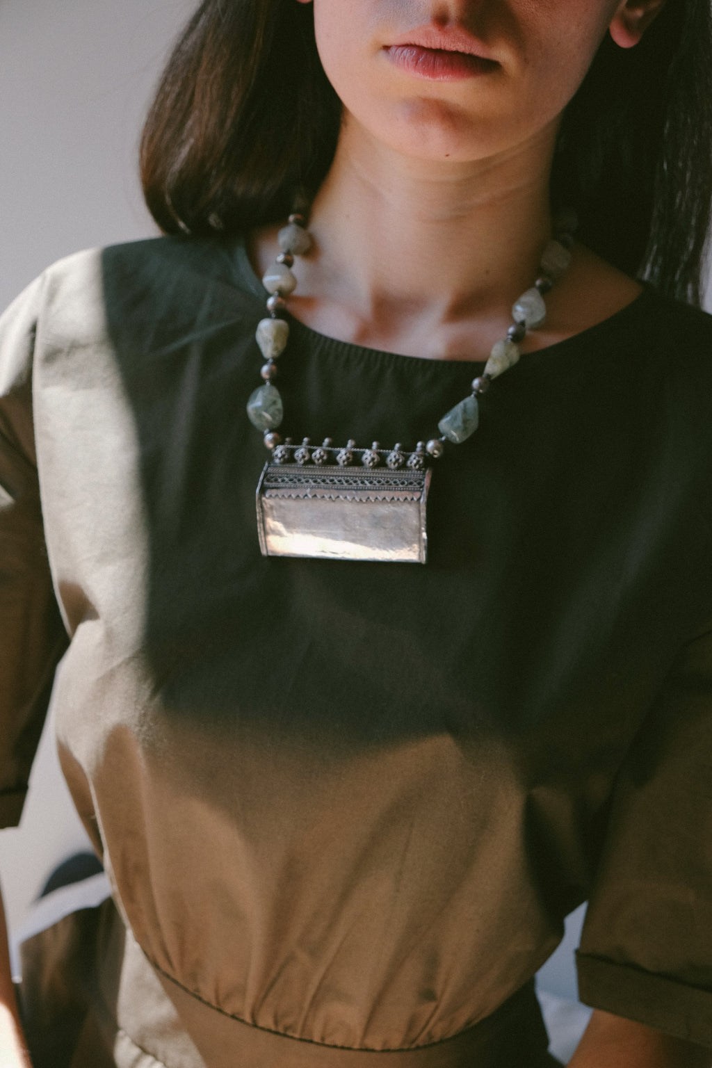 Collar con antiguo colgante en plata de India, con interior de lacre,  combinado con cuarzo rutilo y  antiguas cuentas de plata de India. El cierre es contemporáneo en plata de ley y piedra de luna. Pieza única, diseño de Lula Máiz. Longitud 54 cm. Medidas colgante 7 cm x 5 cm Peso 160 g. One of a kind by Lula Máiz