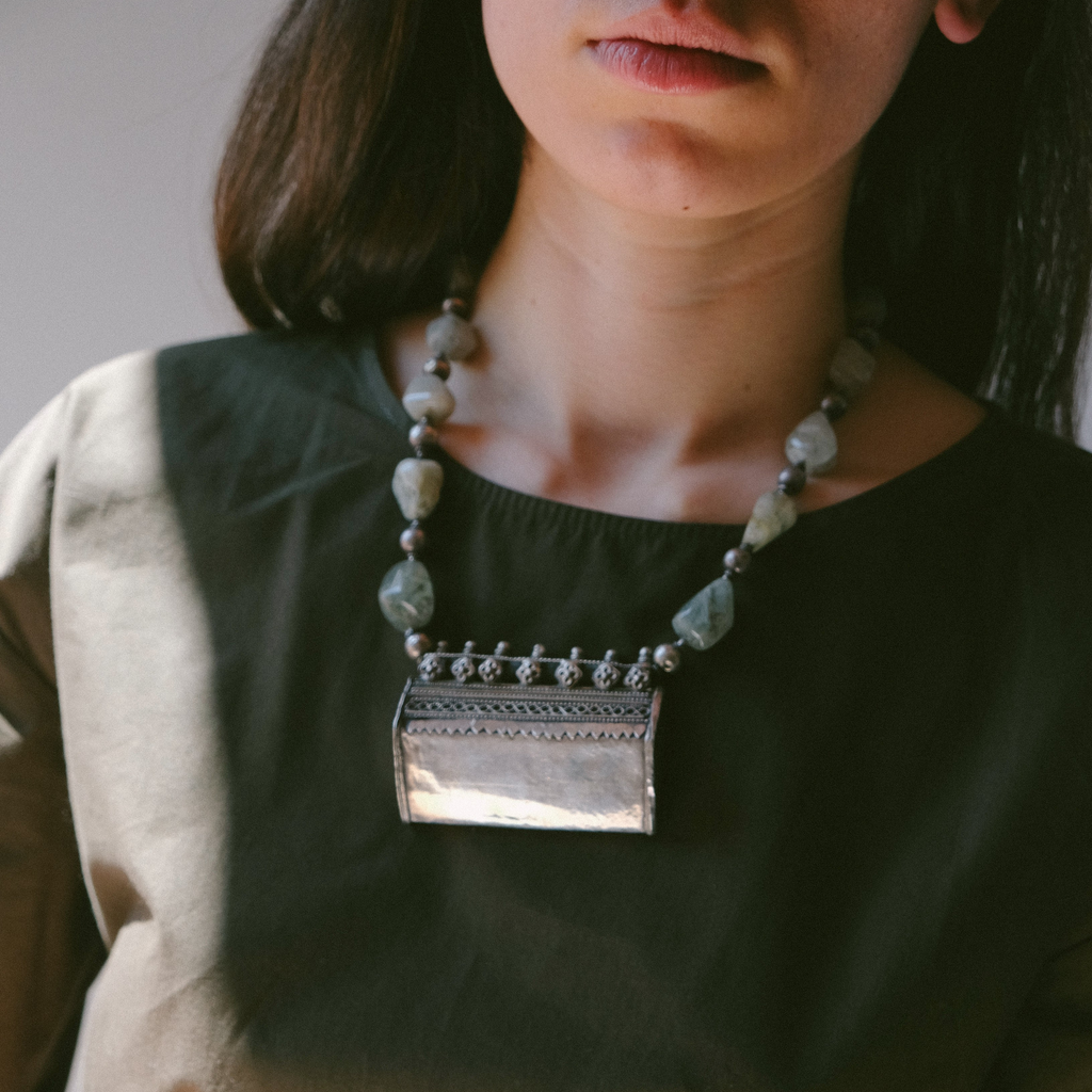 Collar con antiguo colgante en plata de India, con interior de lacre,  combinado con cuarzo rutilo y  antiguas cuentas de plata de India. El cierre es contemporáneo en plata de ley y piedra de luna. Pieza única, diseño de Lula Máiz. Longitud 54 cm. Medidas colgante 7 cm x 5 cm Peso 160 g. One of a kind by Lula Máiz