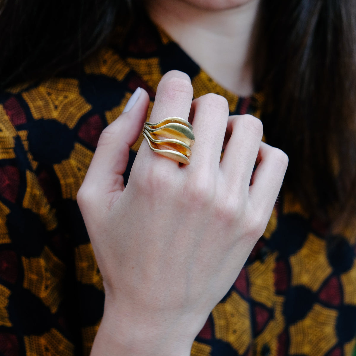 Anillo artesanal de diseño contemporáneo hecho a mano con plata de ley y baño de oro mateado. Tamaño 15 Longitud 2´5 cm Peso 21 g. Handcrafted silver ring gold plated with matte finish. Lula Máiz