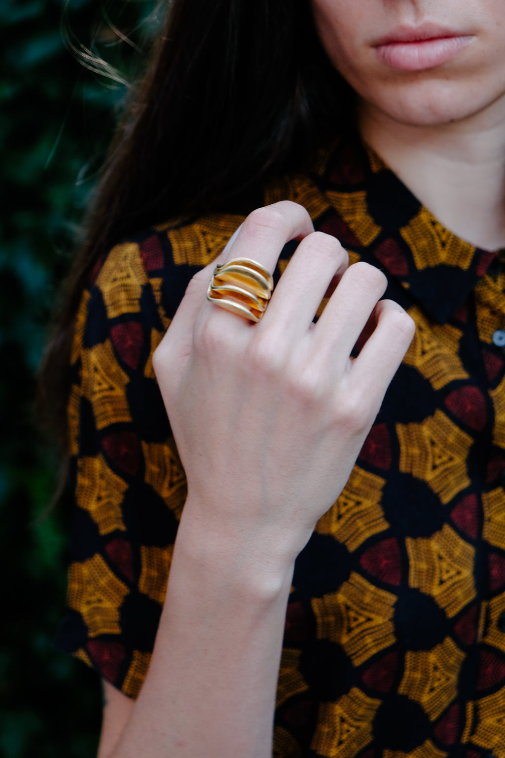 Anillo artesanal de diseño contemporáneo hecho a mano con plata de ley y baño de oro mateado. Tamaño 15 Longitud 2´5 cm Peso 21 g. Handcrafted silver ring gold plated with matte finish. Lula Máiz