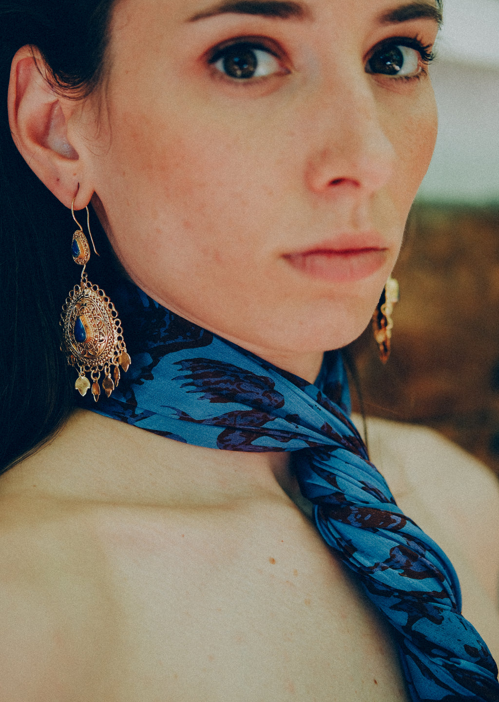 Pendientes artesanales hechos a mano con aleación de plata, baño de oro y lapislázuli. Longitud 7,5 cm Ancho máximo 3 cm Peso 17 g  Ethnic earrings with lapislazuli. Lula Máiz