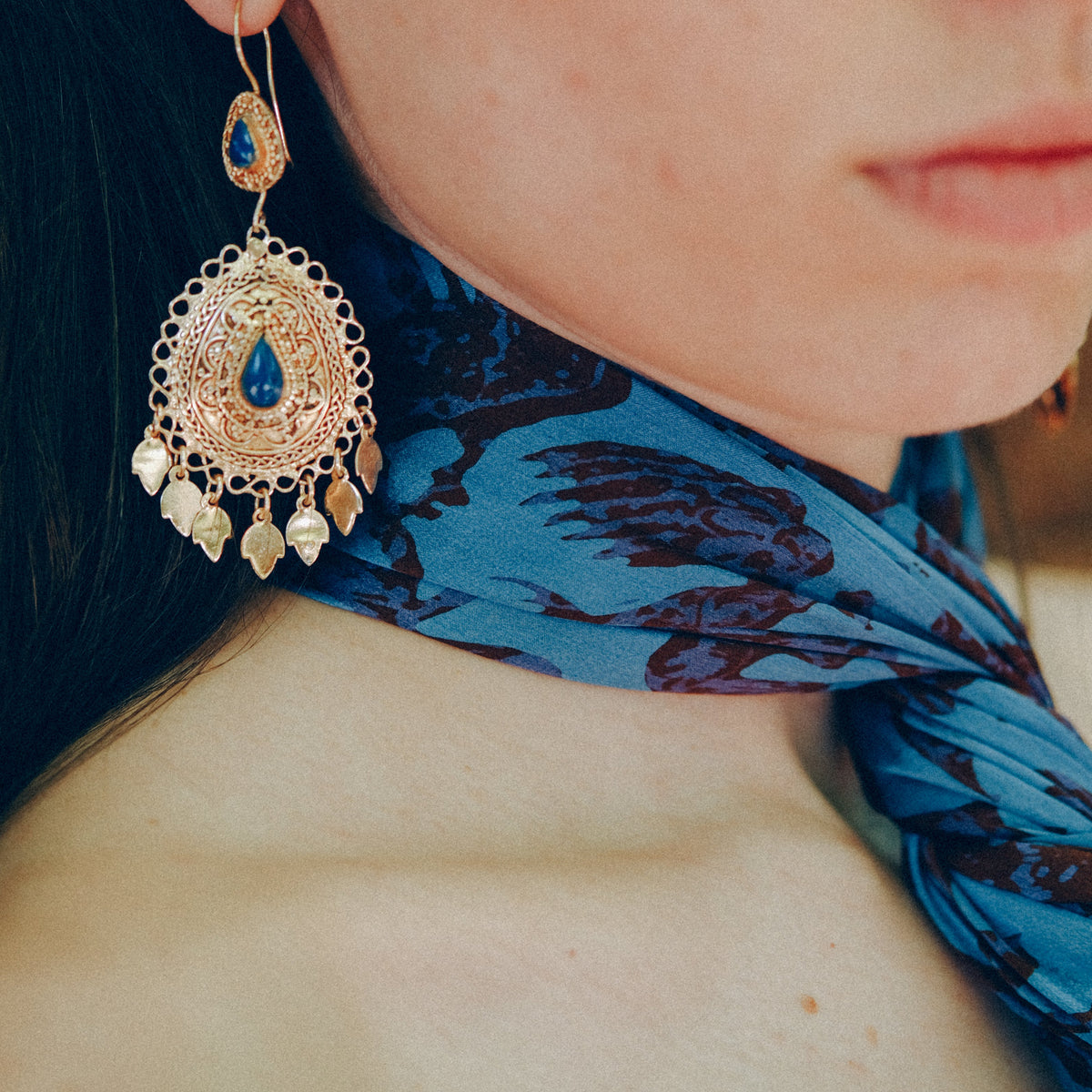 Pendientes artesanales hechos a mano con aleación de plata, baño de oro y lapislázuli. Longitud 7,5 cm Ancho máximo 3 cm Peso 17 g  Ethnic earrings with lapislazuli. Lula Máiz