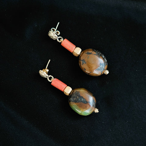 Pendientes artesanales con corales y turquesas antiguos tibetanos y plata de ley con baño de oro mateado. Cierre contemporáneo  de presión con mariposa. Pieza única, diseño de Lula Máiz. Longitud 5 cm. Peso 15 g. HAND MADE EARRINGS WITH CORAL AND TIBETAN TURQUOISE. 