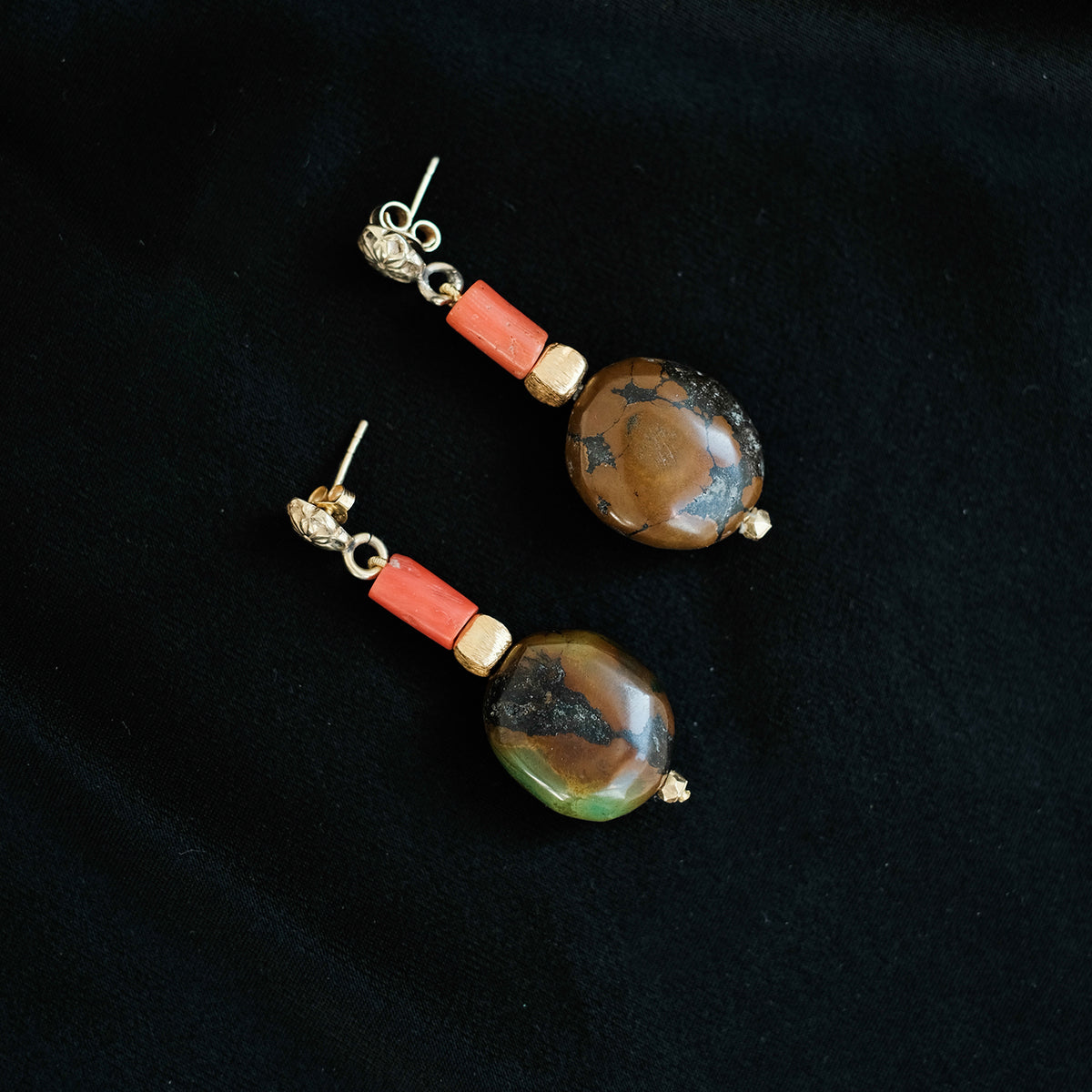 Pendientes artesanales con corales y turquesas antiguos tibetanos y plata de ley con baño de oro mateado. Cierre contemporáneo  de presión con mariposa. Pieza única, diseño de Lula Máiz. Longitud 5 cm. Peso 15 g. HAND MADE EARRINGS WITH CORAL AND TIBETAN TURQUOISE. 