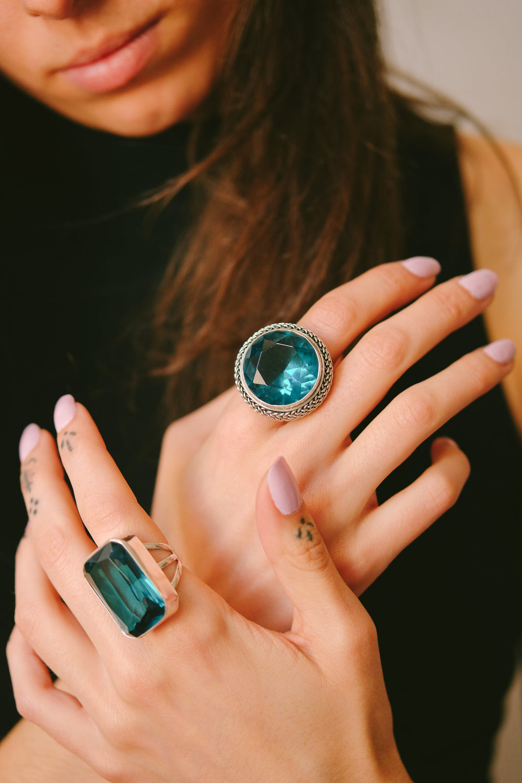 Anillo artesanal hecho a mano con plata de ley y obsidiana azul facetada. Tamaño 16. Peso 24 g. Handmade silver ring. Ring with obsidian. XL rings. Lula Máiz