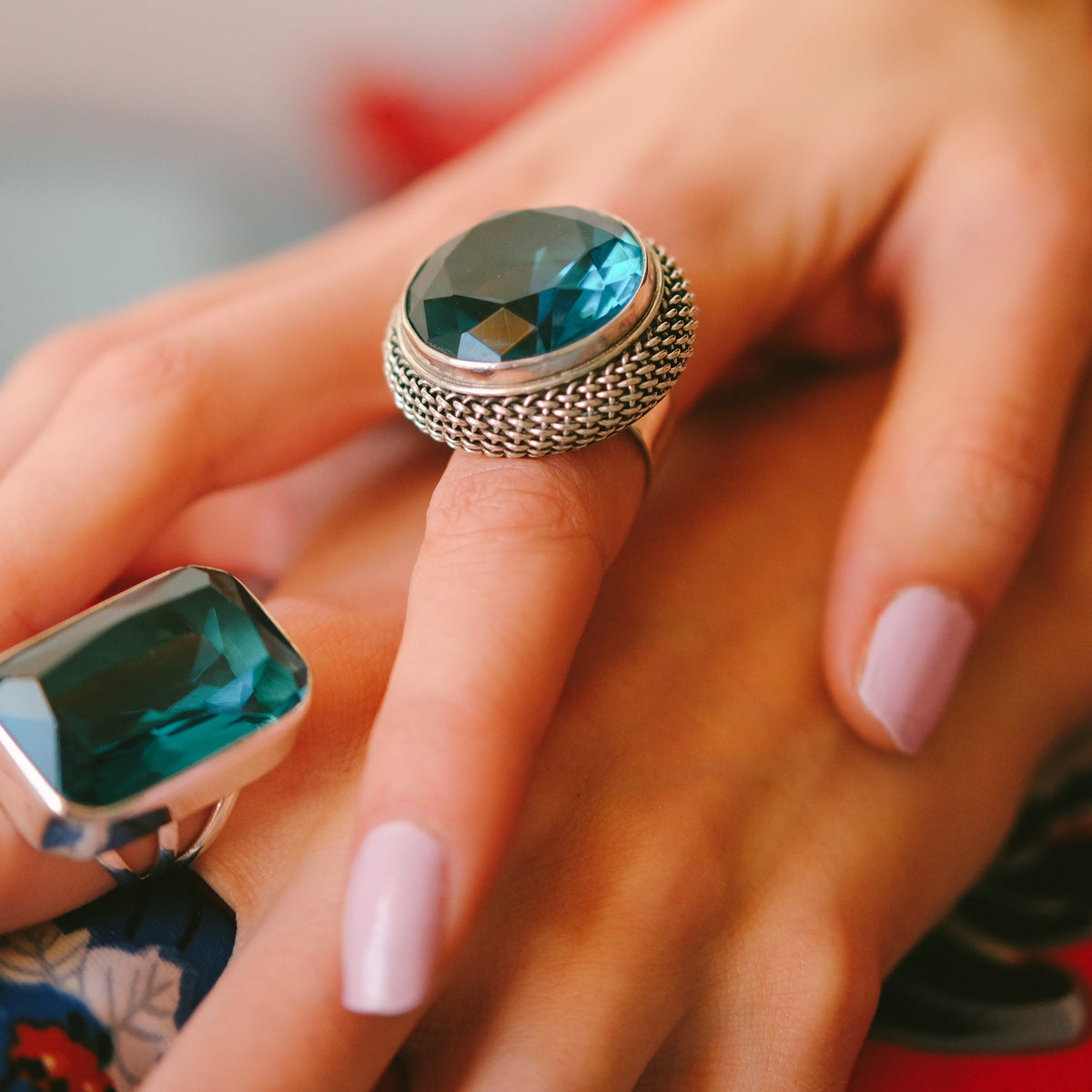 Anillo artesanal hecho a mano con plata de ley y obsidiana azul facetada. Tamaño 16. Peso 24 g. Handmade silver ring. Ring with obsidian. XL rings. Lula Máiz