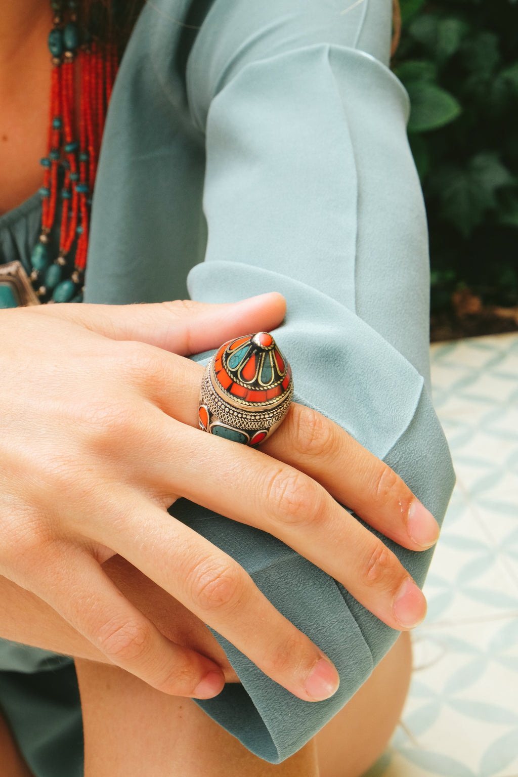 Anillo artesanal de Afganistán hecho a mano con aleación de plata, lacre y turquesa y coral prensados. Tamaño 19 Peso 27 g. Ethnic ring from Afghanistan