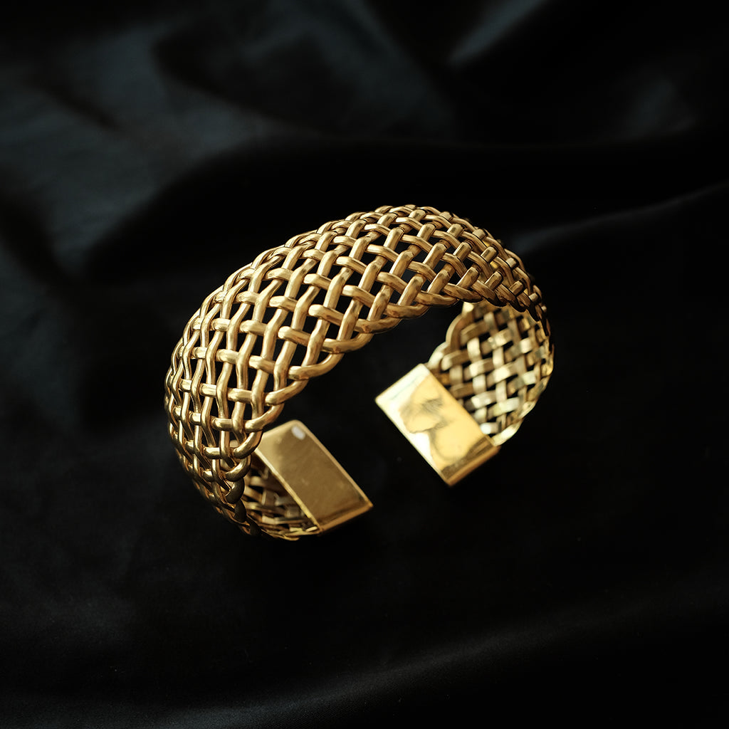 Pulsera artesanal hecha a mano con plata de ley y baño de oro mateado. Ancho 3 cm. Tamaño ajustable. Peso 51 g. Gold plated silver bracelet. Lula Máiz