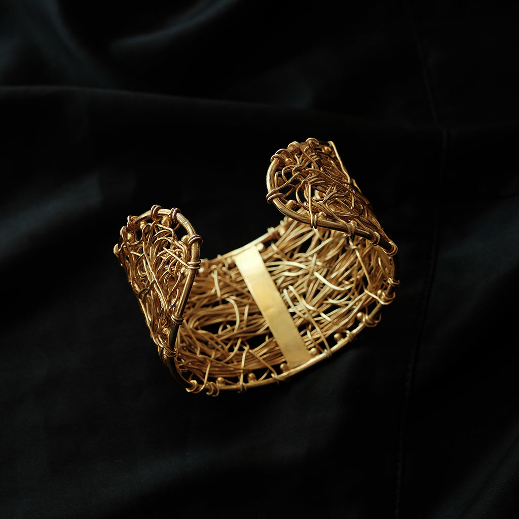Pulsera artesanal hecha a mano con hilo de plata y baño de oro mateado Ancho 4 cm. Peso 59 g. Hand crafted silver bracelet. Lula Máiz. Pulsera de hilo de plata