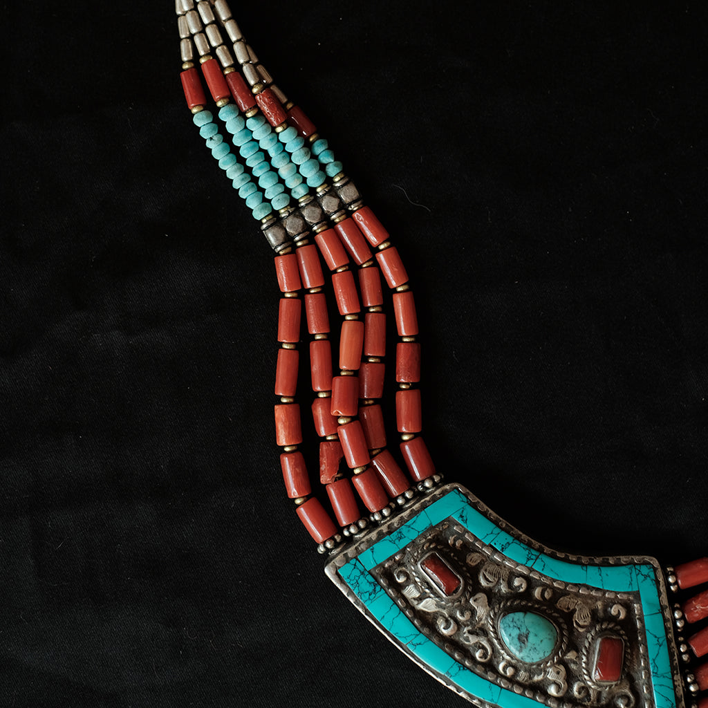 Collar artesanal de Tibet hecho a mano con exquisito trabajo orfebre en la parte posterior, con motivos zoomorfos y 5 vueltas de cuentas de coral. Tiene dos posibilidades de longitud, con o sin cadena. Longitud 58 cm ( con cadena ) 50 ( sin cadena) Medidas pieza central 5´5 cm x 5 cm Peso 155 g Tibetan necklace with coral.