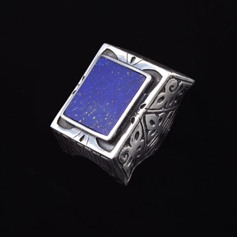 Anillo artesanal hecho a mano con plata de ley y gran lapislázuli cuadrado. Medidas lapislázuli 2´4 cm x 2´4 cm Medidas top 3 cm x 3 cm Tamaño 20 Peso 42 gr XL ring hand made with sterling silver and square lapislazuli. Lula Máiz