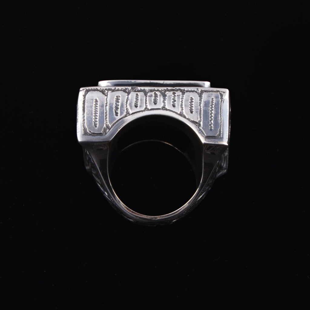Anillo artesanal hecho a mano con plata de ley y gran lapislázuli cuadrado. Medidas lapislázuli 2´4 cm x 2´4 cm Medidas top 3 cm x 3 cm Tamaño 20 Peso 42 gr XL ring hand made with sterling silver and square lapislazuli. Lula Máiz