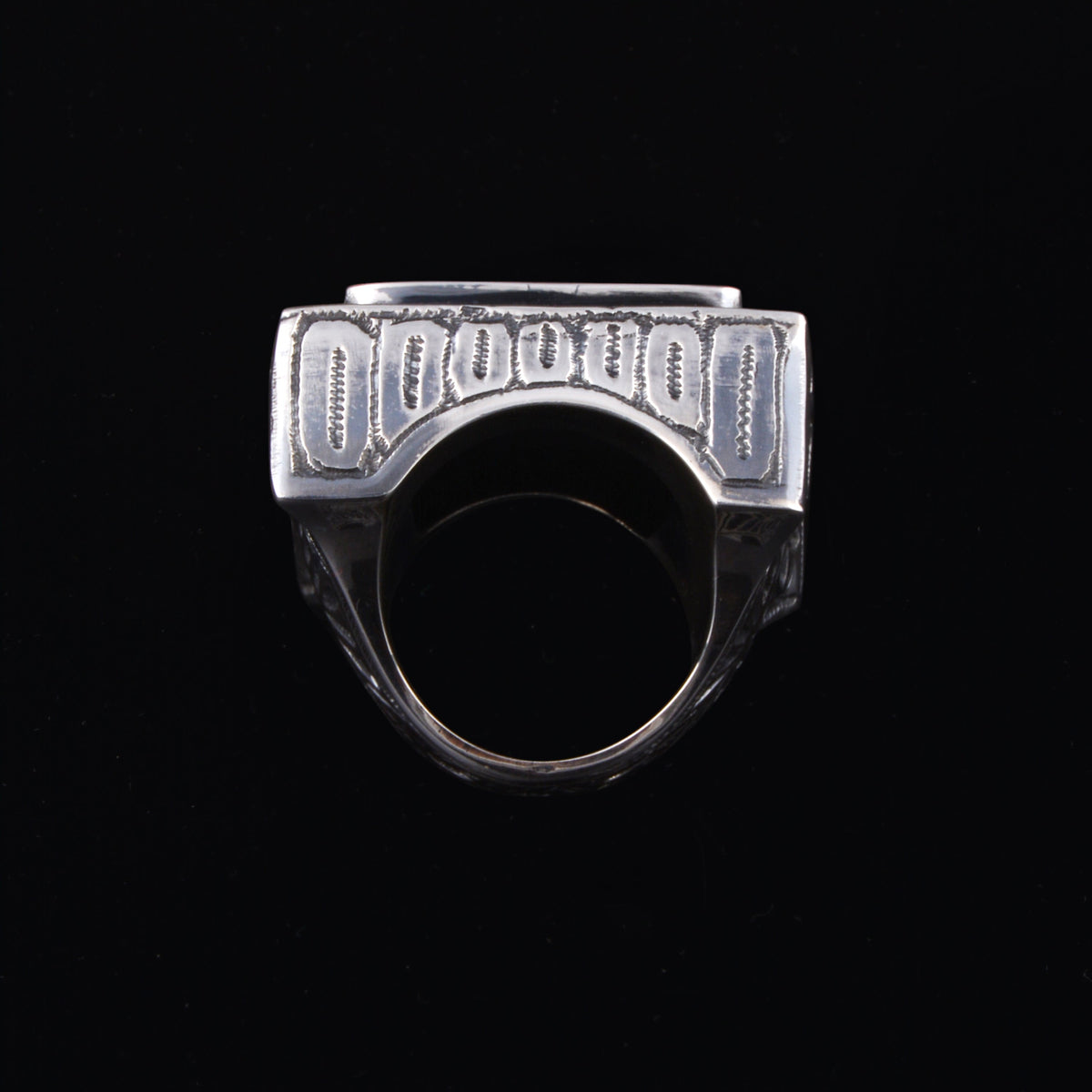Anillo artesanal hecho a mano con plata de ley y gran lapislázuli cuadrado. Medidas lapislázuli 2´4 cm x 2´4 cm Medidas top 3 cm x 3 cm Tamaño 20 Peso 42 gr XL ring hand made with sterling silver and square lapislazuli. Lula Máiz