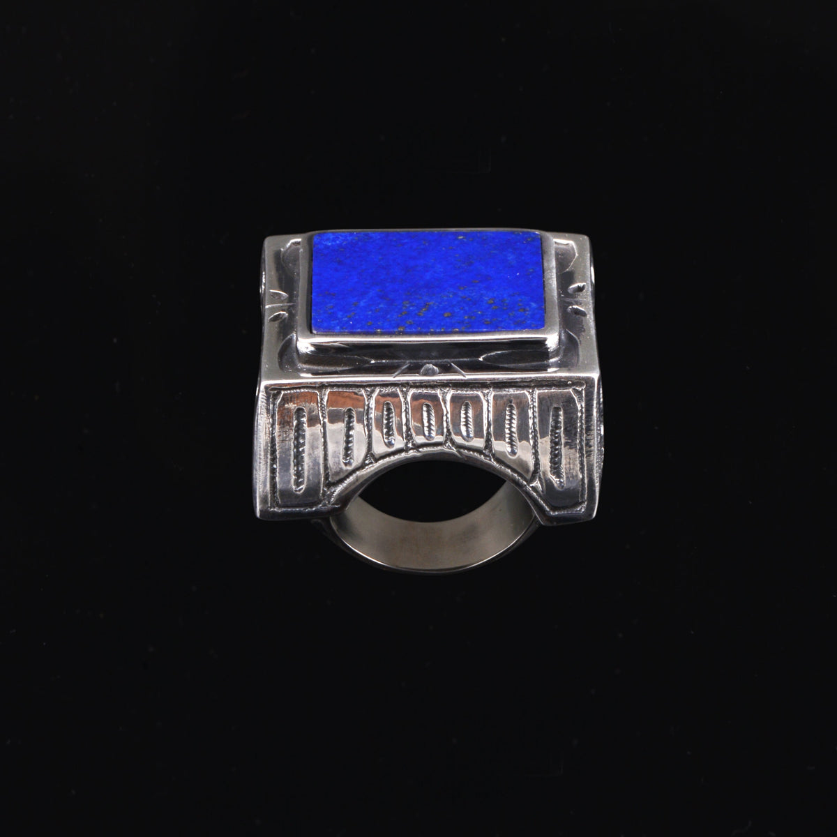 Anillo artesanal hecho a mano con plata de ley y gran lapislázuli cuadrado. Medidas lapislázuli 2´4 cm x 2´4 cm Medidas top 3 cm x 3 cm Tamaño 20 Peso 42 gr XL ring hand made with sterling silver and square lapislazuli. Lula Máiz
