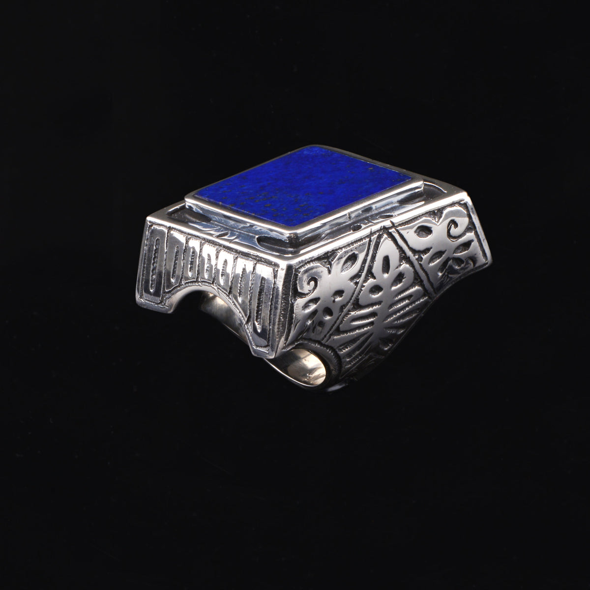 Anillo artesanal hecho a mano con plata de ley y gran lapislázuli cuadrado. Medidas lapislázuli 2´4 cm x 2´4 cm Medidas top 3 cm x 3 cm Tamaño 20 Peso 42 gr XL ring hand made with sterling silver and square lapislazuli. Lula Máiz