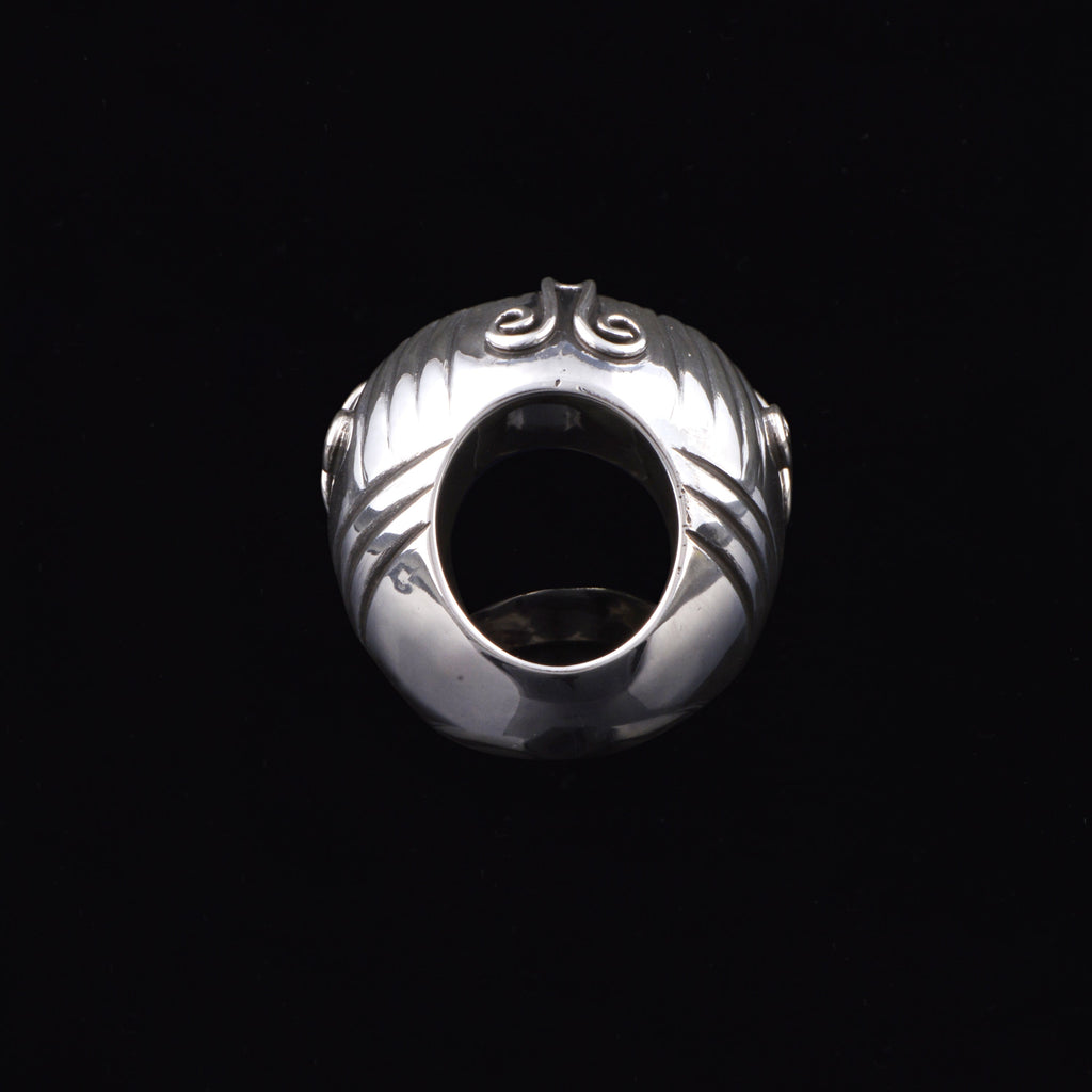 Anillo XL de diseño uigur, comunidad musulmana de Kashgar ( Sinkiang ), con un gran cabujón de lapislázuli. Las espirales laterales simbolizan la eternidad. Hecho a mano con plata de ley. Tamaño 17 Diámetro lapislázuli 3 cm Peso 38 gr. Ring hand made with silver and big lapislazuli cabochon. Lula Máiz