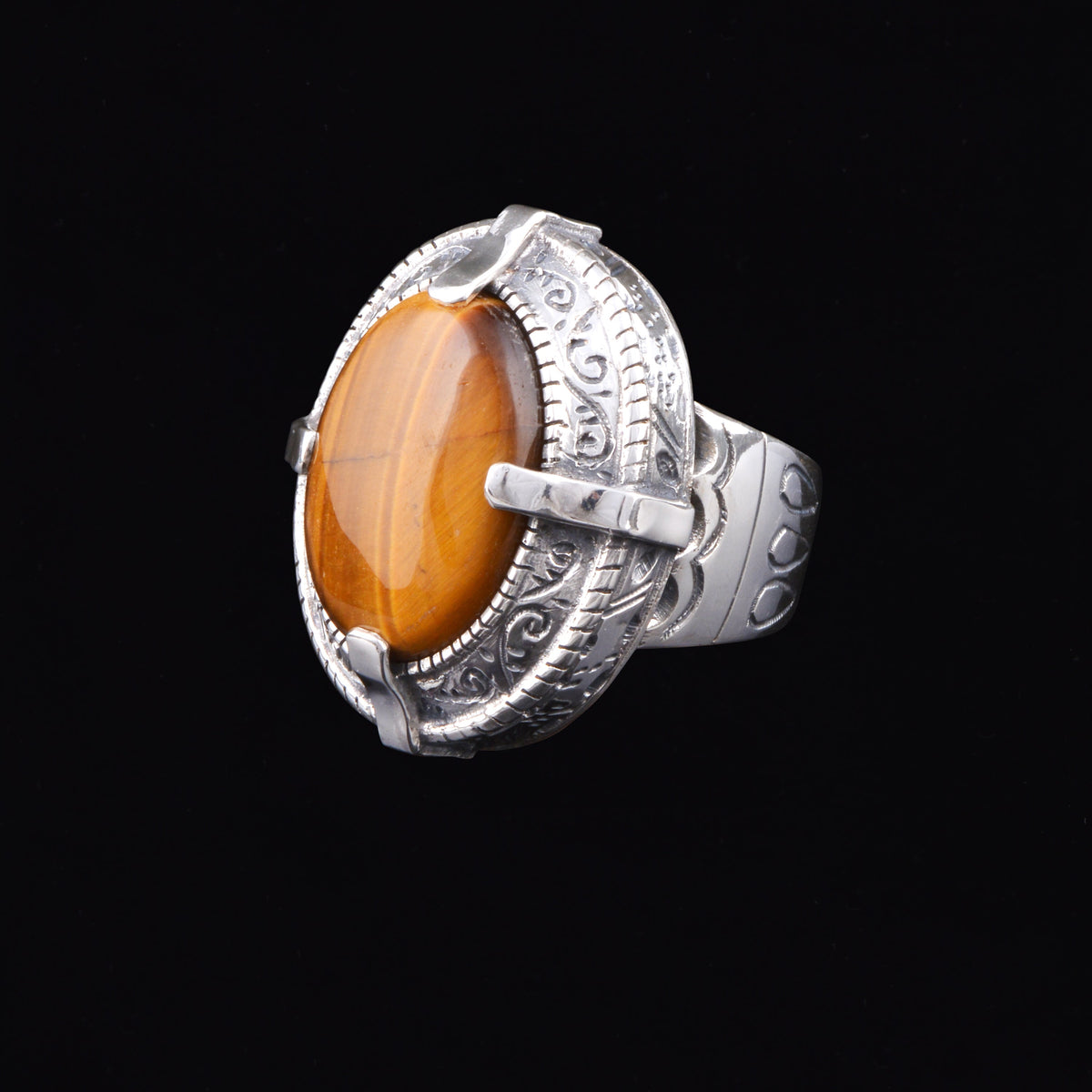 Anillo artesanal hecho a mano con plata de ley y gran cabujón de ojo de tigre. Tamaño 18 Medidas ojo de tigre 30 mm x 20 mm Medidas parte superior anillo 35 mm x 25 mm Peso 37 g Ring hand made with sterling silver and big tiger eye cabochon. Lula Máiz