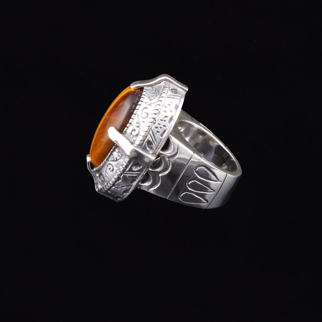 Anillo artesanal hecho a mano con plata de ley y gran cabujón de ojo de tigre. Tamaño 18 Medidas ojo de tigre 30 mm x 20 mm Medidas parte superior anillo 35 mm x 25 mm Peso 37 g Ring hand made with sterling silver and big tiger eye cabochon. Lula Máiz