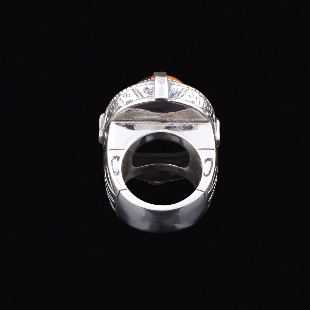 Anillo artesanal hecho a mano con plata de ley y gran cabujón de ojo de tigre. Tamaño 18 Medidas ojo de tigre 30 mm x 20 mm Medidas parte superior anillo 35 mm x 25 mm Peso 37 g Ring hand made with sterling silver and big tiger eye cabochon. Lula Máiz
