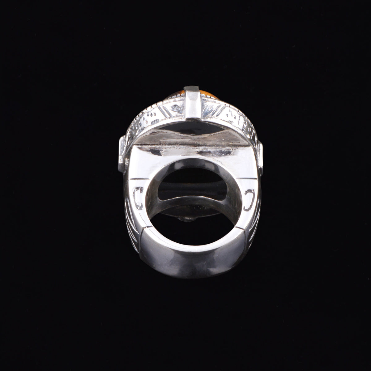 Anillo artesanal hecho a mano con plata de ley y gran cabujón de ojo de tigre. Tamaño 18 Medidas ojo de tigre 30 mm x 20 mm Medidas parte superior anillo 35 mm x 25 mm Peso 37 g Ring hand made with sterling silver and big tiger eye cabochon. Lula Máiz