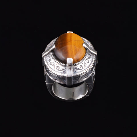 Anillo artesanal hecho a mano con plata de ley y gran cabujón de ojo de tigre. Tamaño 18 Medidas ojo de tigre 30 mm x 20 mm Medidas parte superior anillo 35 mm x 25 mm Peso 37 g Ring hand made with sterling silver and big tiger eye cabochon. Lula Máiz