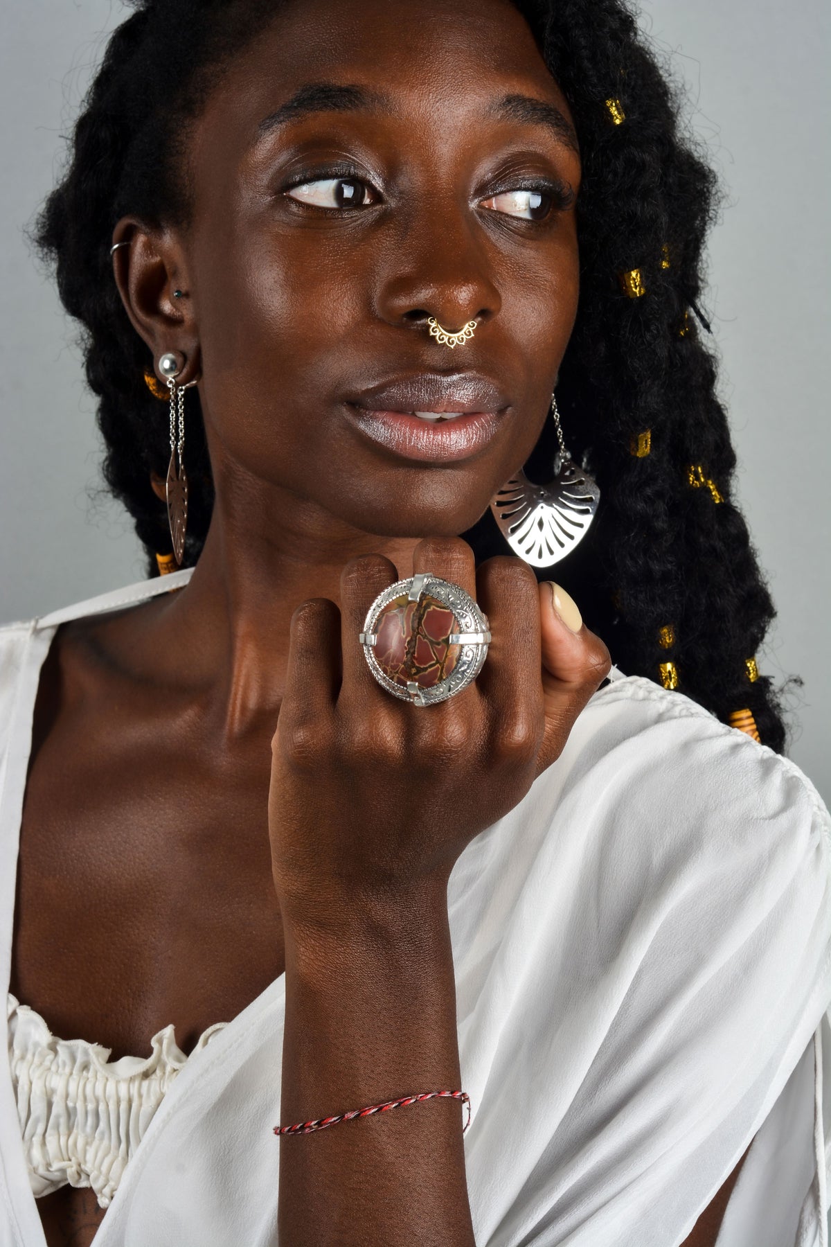 Anillo artesanal hecho a mano con plata de ley y jaspe oceánico. Tamaño 19 Diámetro parte superior 38 mm Peso 40 gr Ring hand made with sterling silver and ocean jasper. Lula Máiz