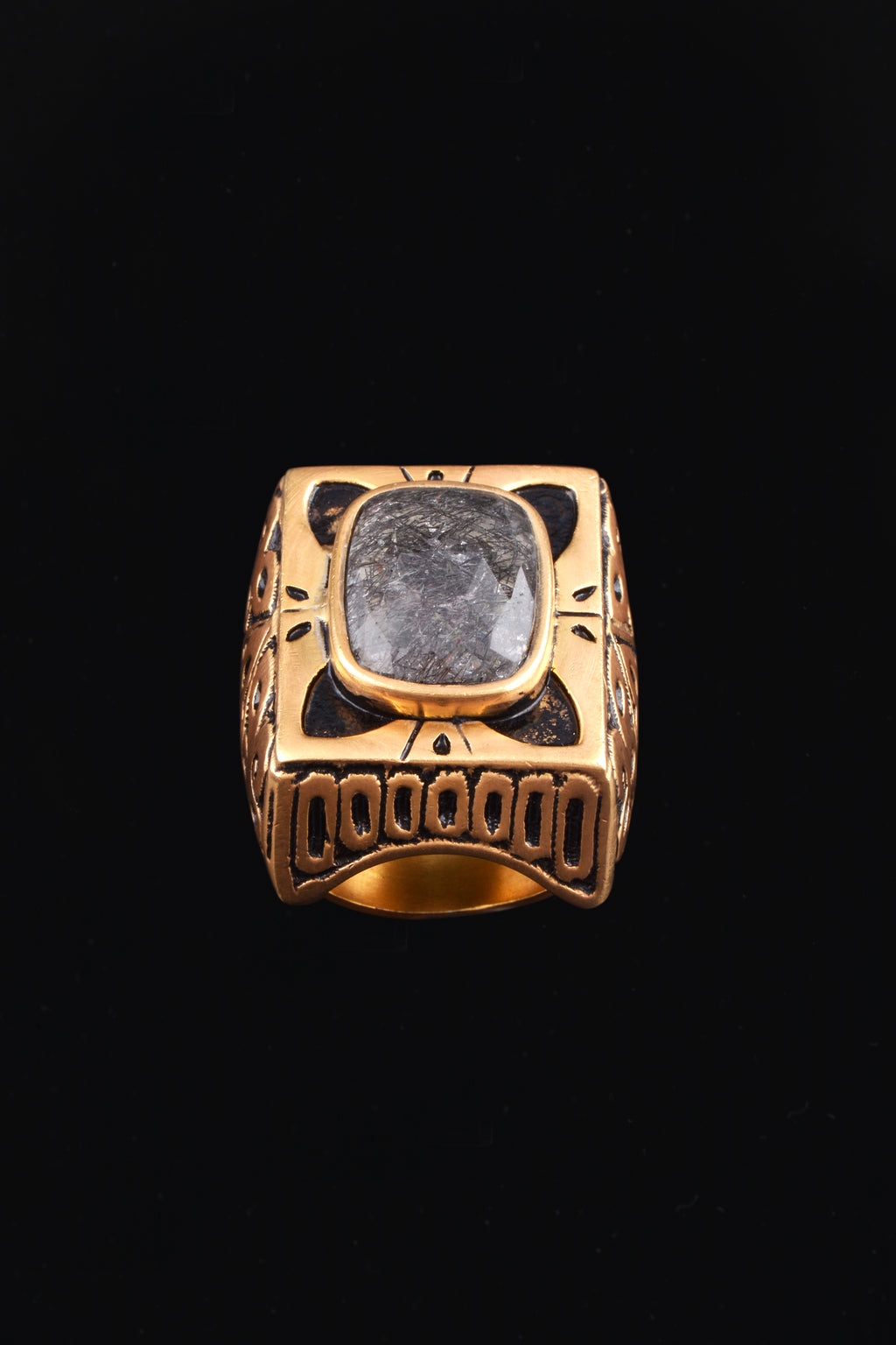 Anillo artesanal hecho a mano con plata de ley, baño de oro mateado y cuarzo rutilado. Tamaño 16 Peso 32 gr Medidas top 27 mm x 21 mm XL ring hand made with gold plated silver and  black rutile. Lula Máiz