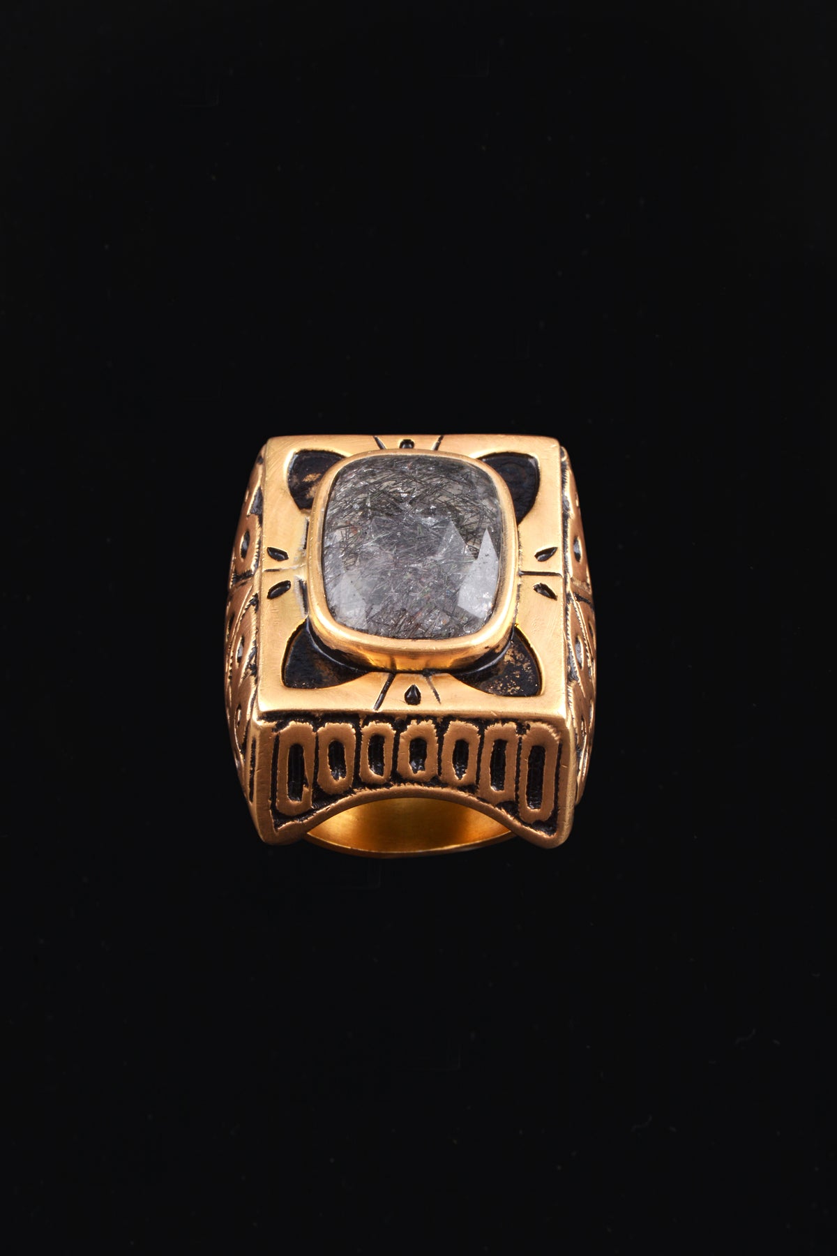 Anillo artesanal hecho a mano con plata de ley, baño de oro mateado y cuarzo rutilado. Tamaño 16 Peso 32 gr Medidas top 27 mm x 21 mm XL ring hand made with gold plated silver and  black rutile. Lula Máiz
