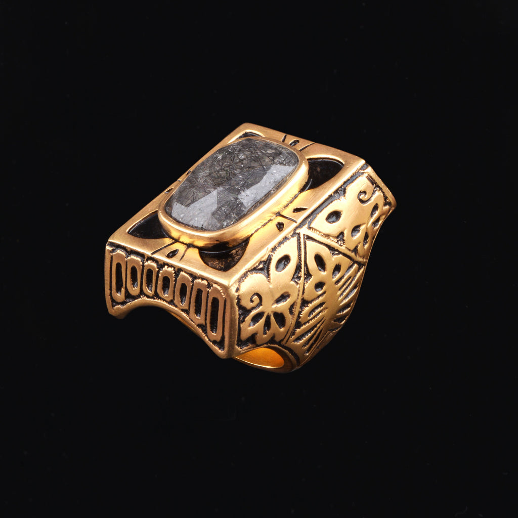 Anillo artesanal hecho a mano con plata de ley, baño de oro mateado y cuarzo rutilado. Tamaño 16 Peso 32 gr Medidas top 27 mm x 21 mm XL ring hand made with gold plated silver and  black rutile. Lula Máiz