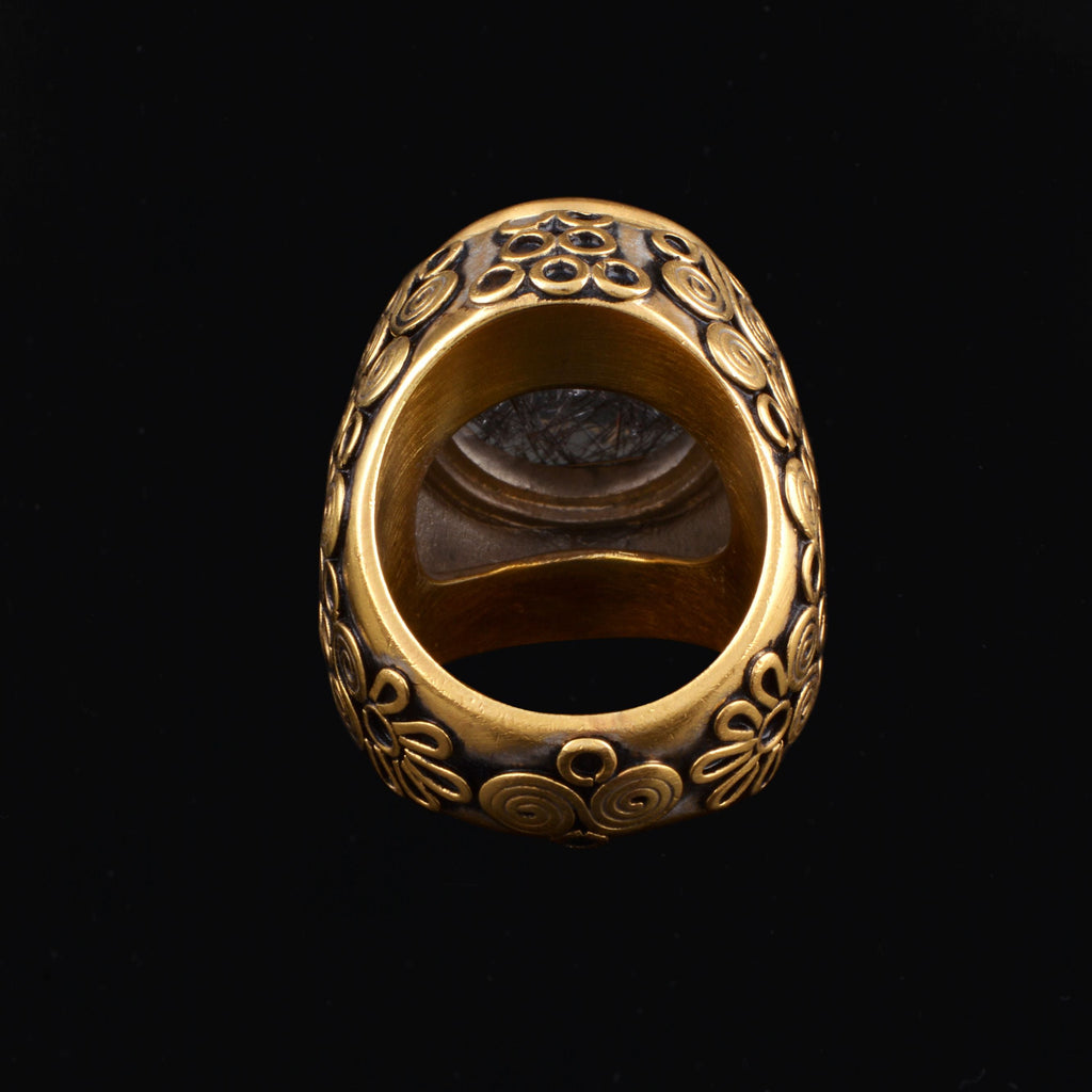 Anillo artesanal hecho a mano con plata de ley, baño de oro mateado y cuarzo ahumado rutilado facetado. Tamaño 19 Medidas rutilo 20 mm x 15 mm Peso 30 g Ring hand made with gold plated silver and smoky rutile. Lula Máiz